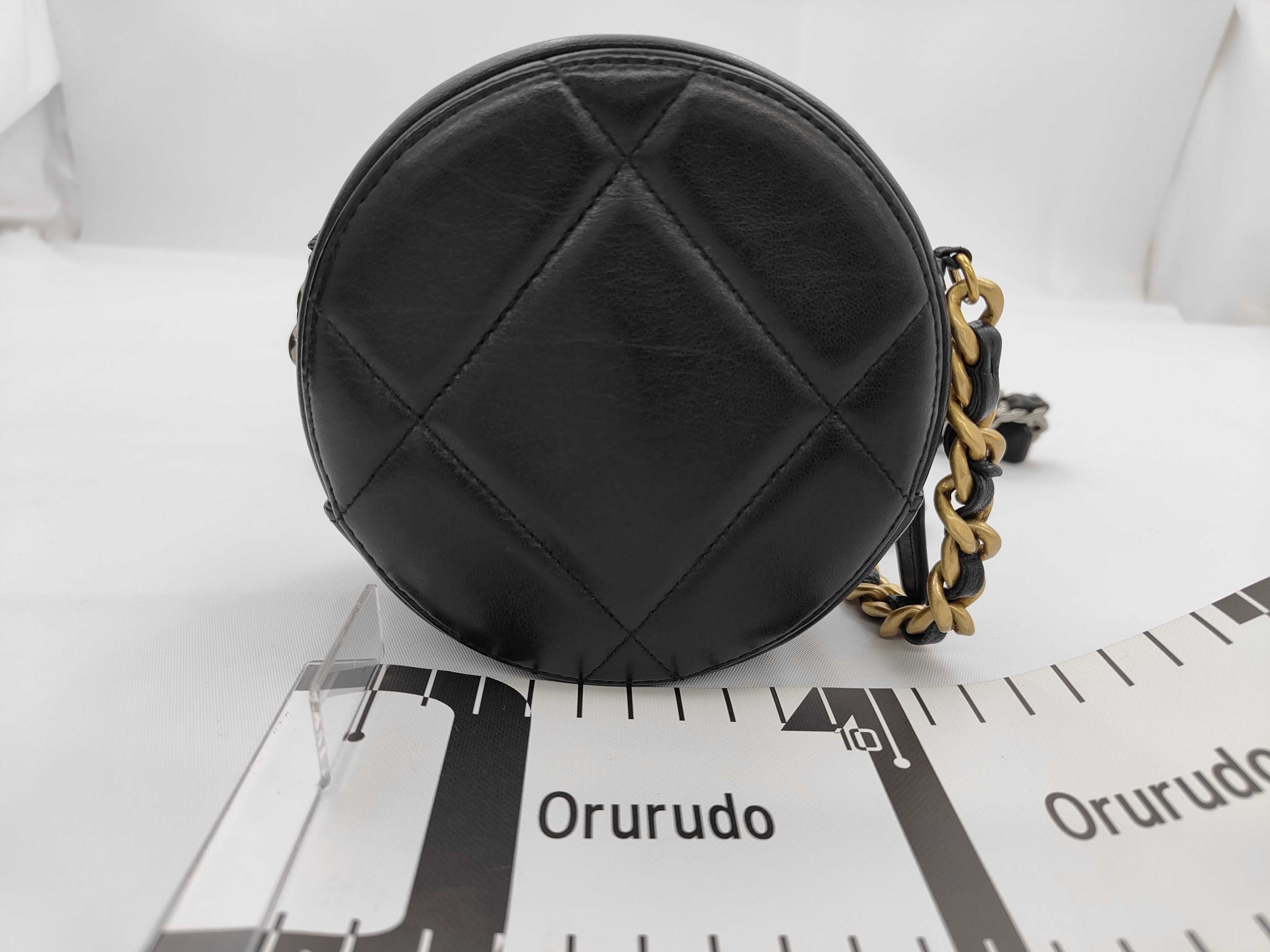 19 Matelassé Shoulder Bag — view 2