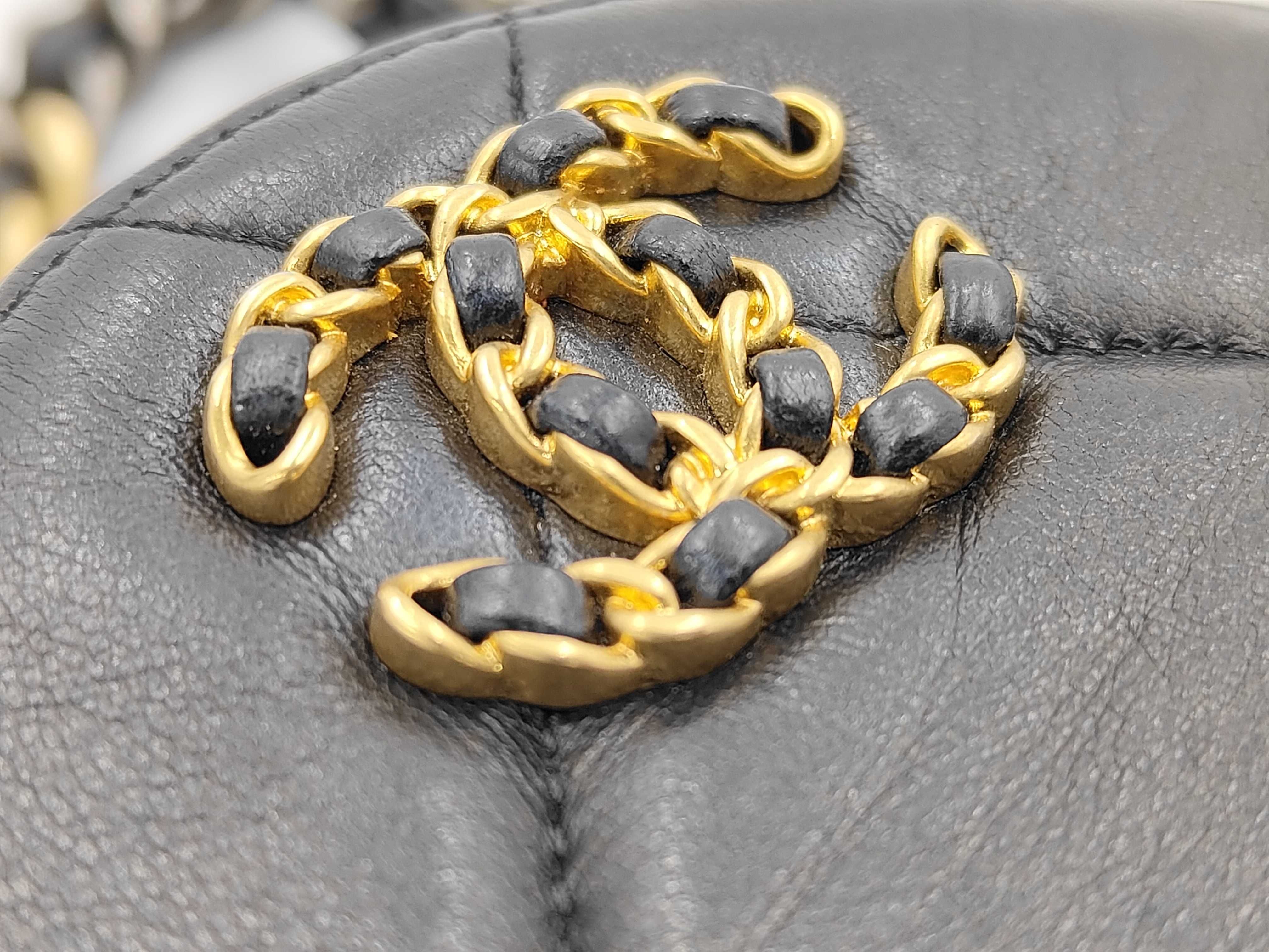 19 Matelassé Shoulder Bag — view 13