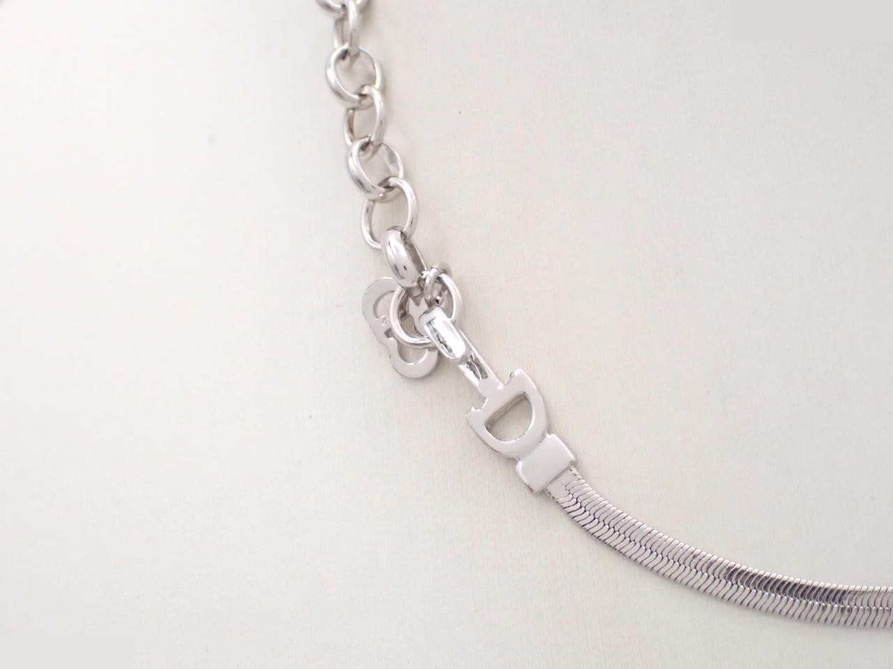 Other lines: Precious metals, necklaces, pendants, chains approximately 40cm long. — view 2