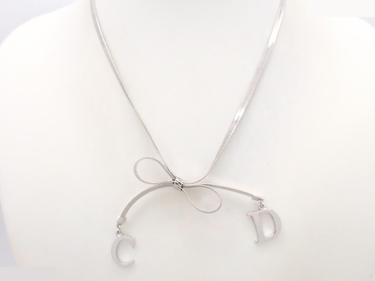 Other lines: Precious metals, necklaces, pendants, chains approximately 40cm long. — view 3