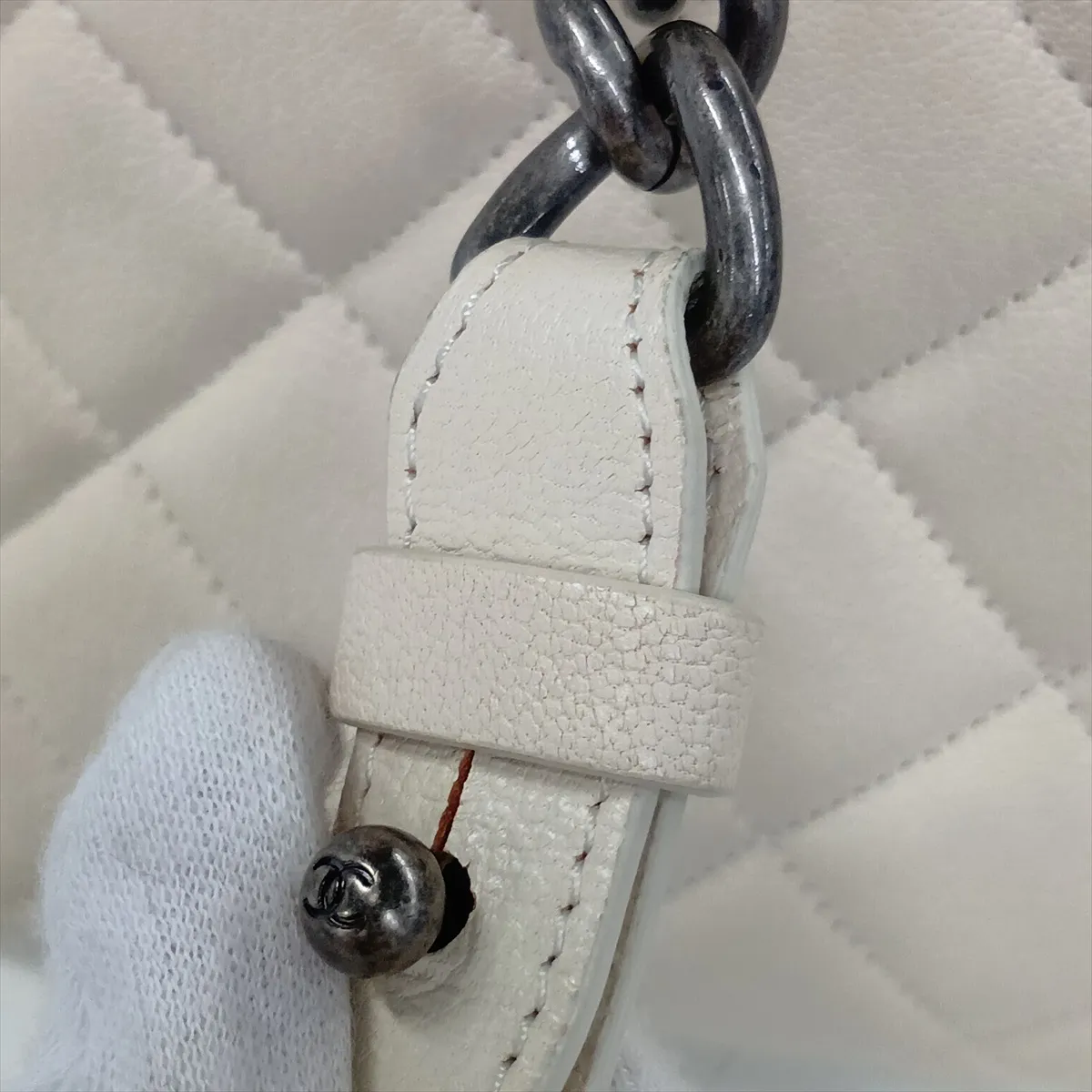 Matelassé Leather Chain Tote Bag, White with Gunmetal Hardware, Item Number 21550952 (Serial Number 21) — view 15
