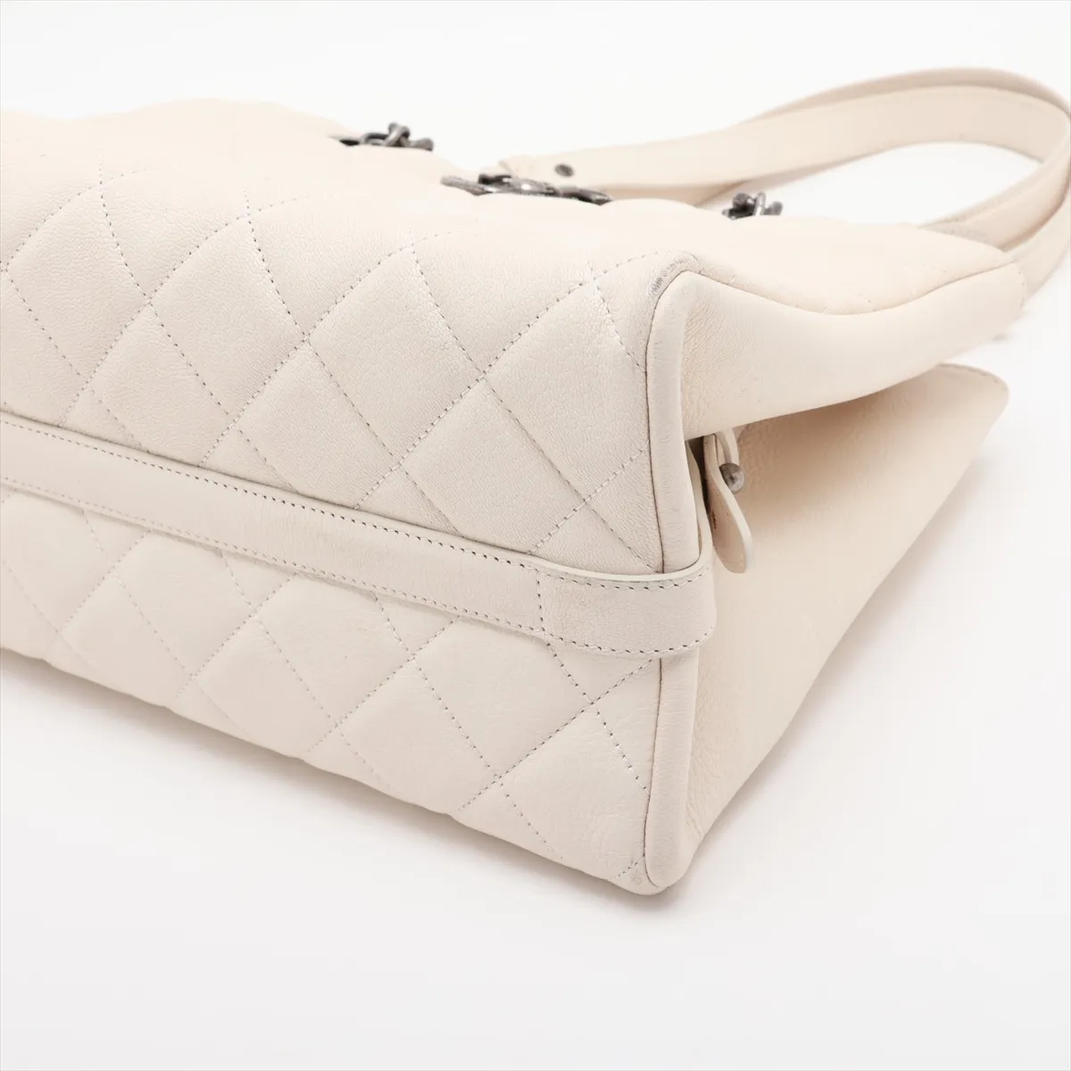 Matelassé Leather Chain Tote Bag, White with Gunmetal Hardware, Item Number 21550952 (Serial Number 21) — view 3