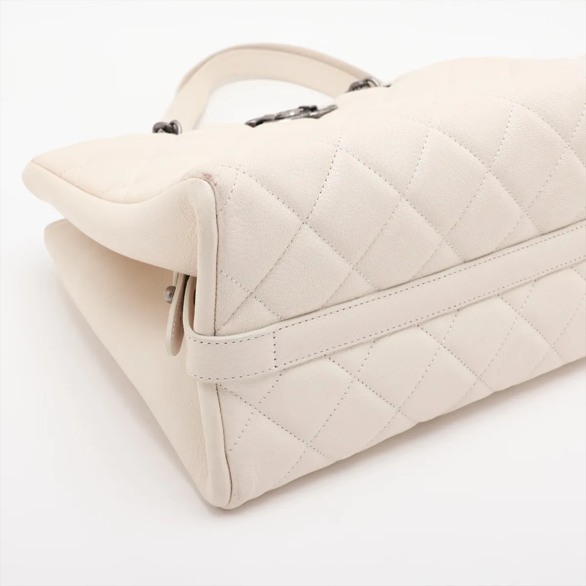 Matelassé Leather Chain Tote Bag, White with Gunmetal Hardware, Item Number 21550952 (Serial Number 21) — view 4