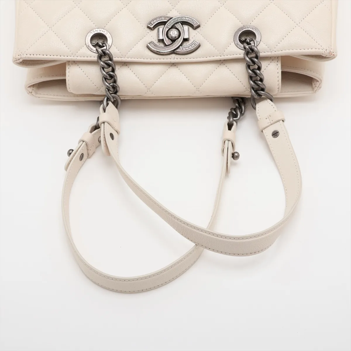Matelassé Leather Chain Tote Bag, White with Gunmetal Hardware, Item Number 21550952 (Serial Number 21) — view 5