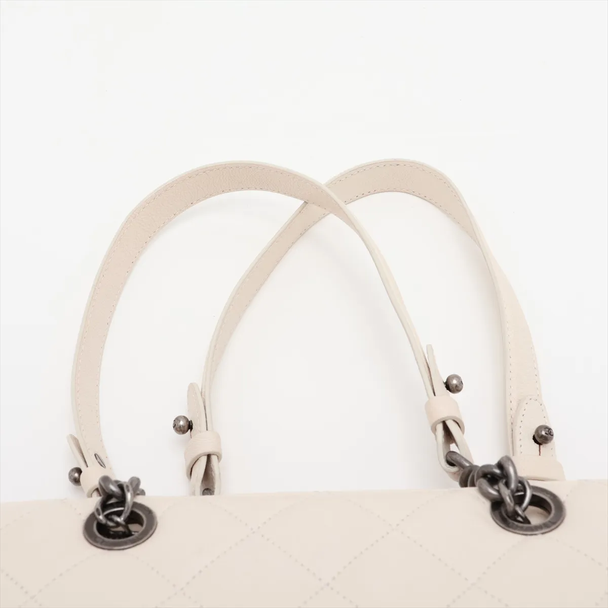 Matelassé Leather Chain Tote Bag, White with Gunmetal Hardware, Item Number 21550952 (Serial Number 21) — view 6