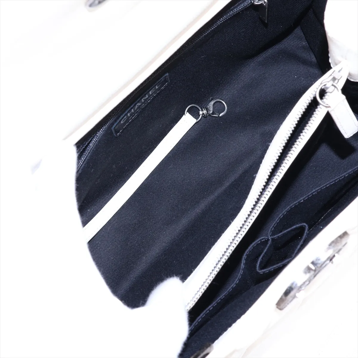 Matelassé Leather Chain Tote Bag, White with Gunmetal Hardware, Item Number 21550952 (Serial Number 21) — view 7