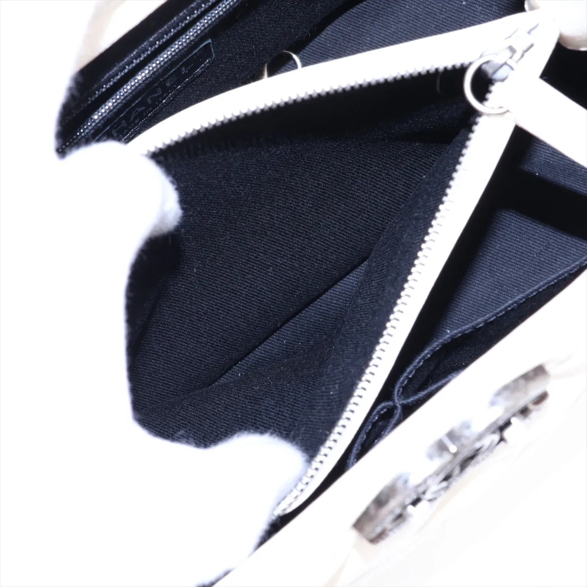 Matelassé Leather Chain Tote Bag, White with Gunmetal Hardware, Item Number 21550952 (Serial Number 21) — view 9