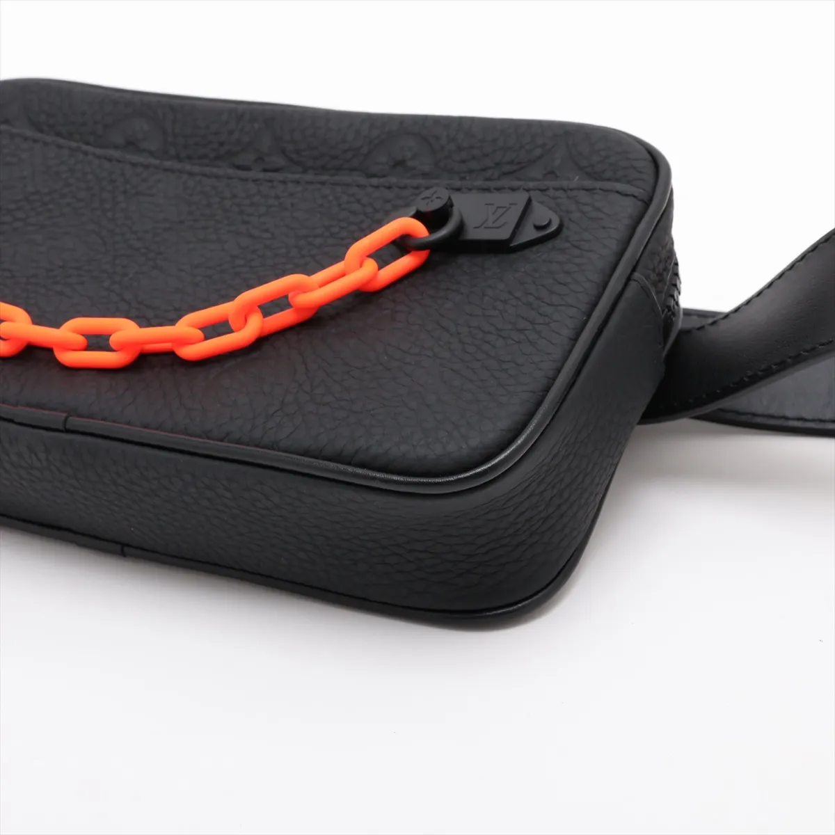 Taurillon Monogram Pochette Volga M53550 PE1282 Black UNIFORM — view 3