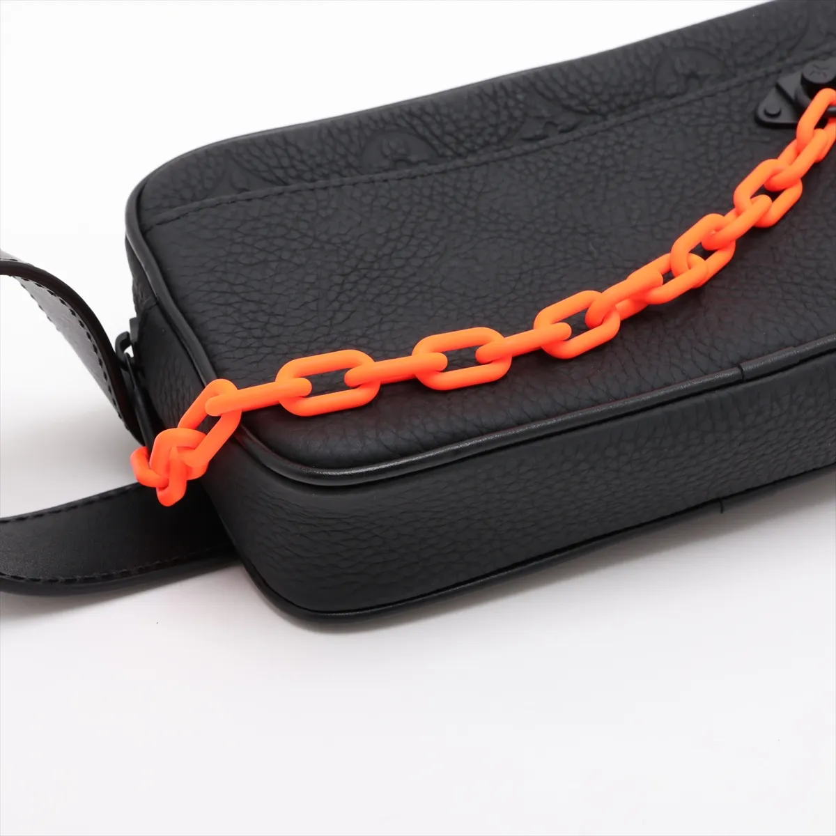 Taurillon Monogram Pochette Volga M53550 PE1282 Black UNIFORM — view 4
