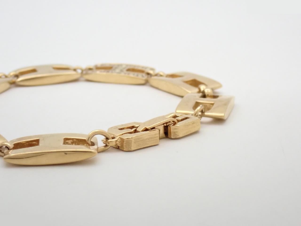 Other items in the line: Precious metal bracelets and bangles (metal), wrist circumference approximately 17.5 cm. — view 3