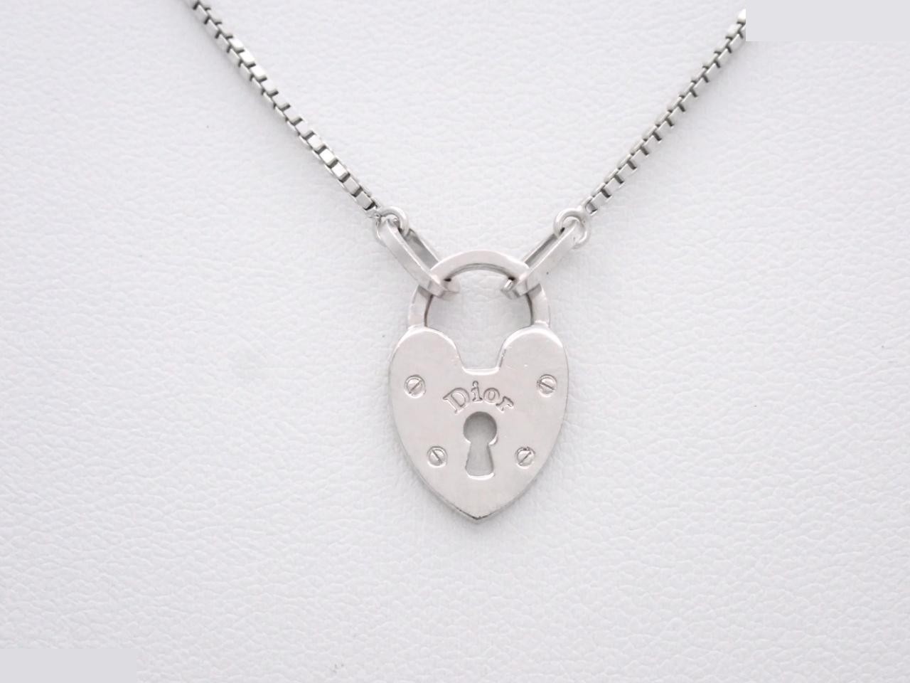 Other lines: Precious metal necklaces and pendants, chain approximately 44cm.