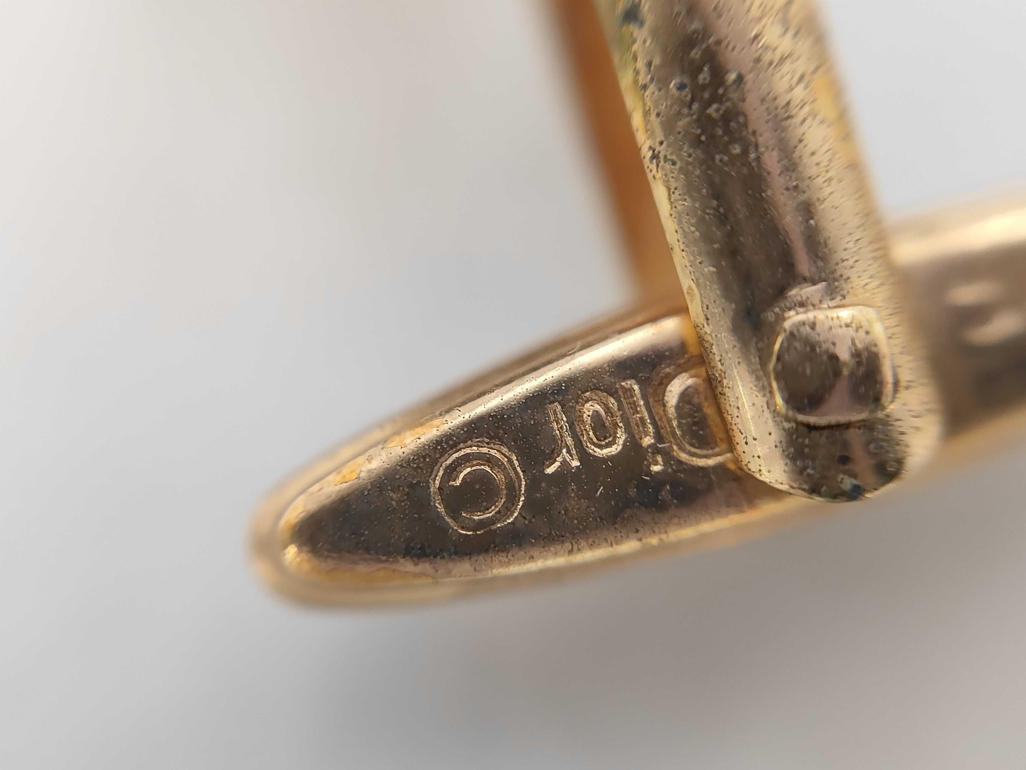Logo Gold x White Cufflinks Tie Clip & Cufflinks — view 4