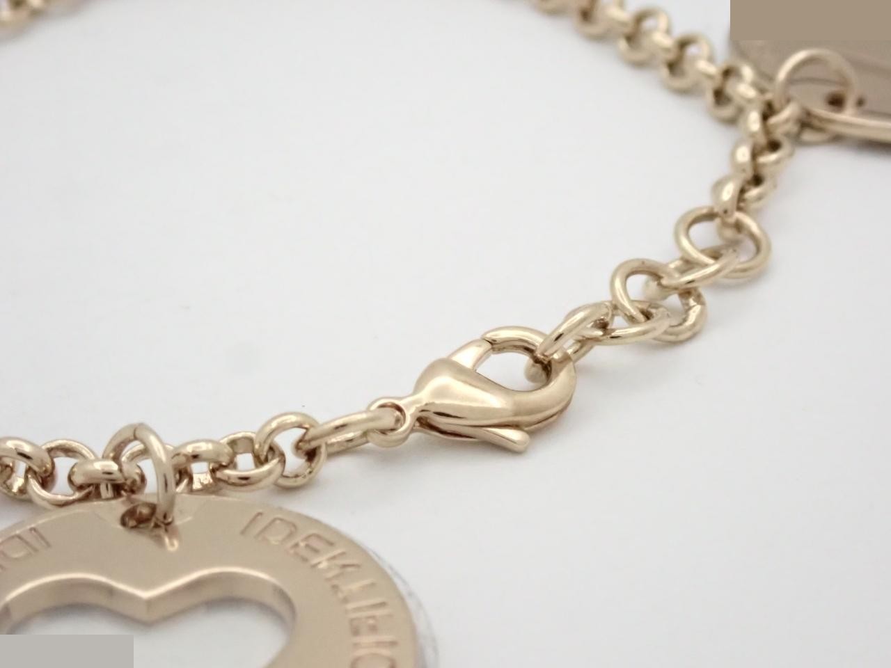 Logo charm gold bracelet, wrist circumference approximately 19.5 cm — view 3