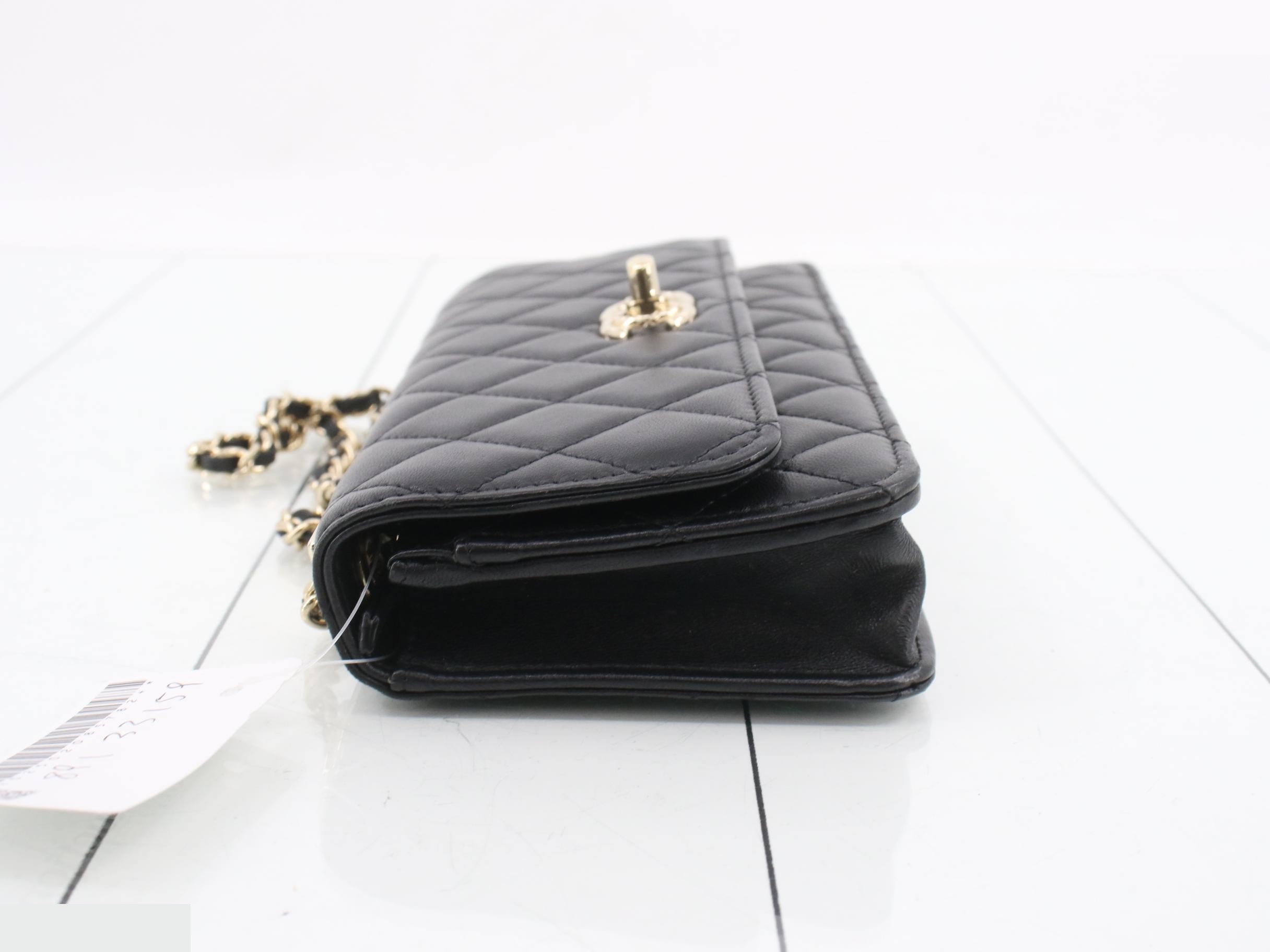 Trendy CC Lambskin Chain Shoulder Bag — view 4