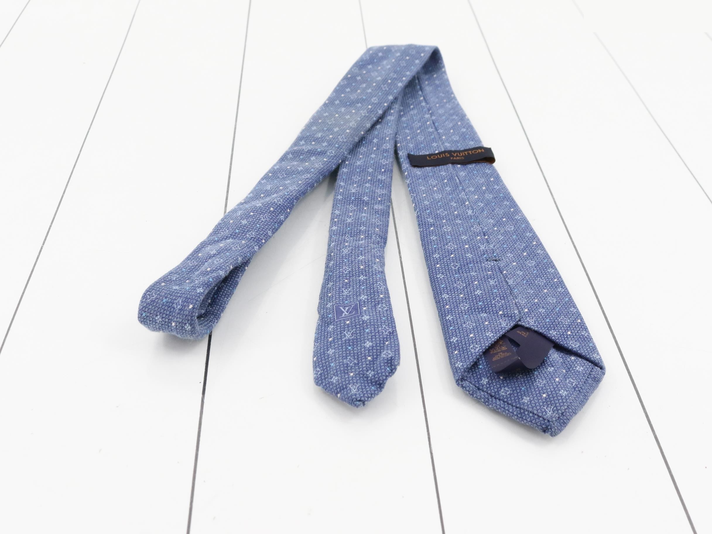 Silk necktie, blue, all-over pattern. — view 2