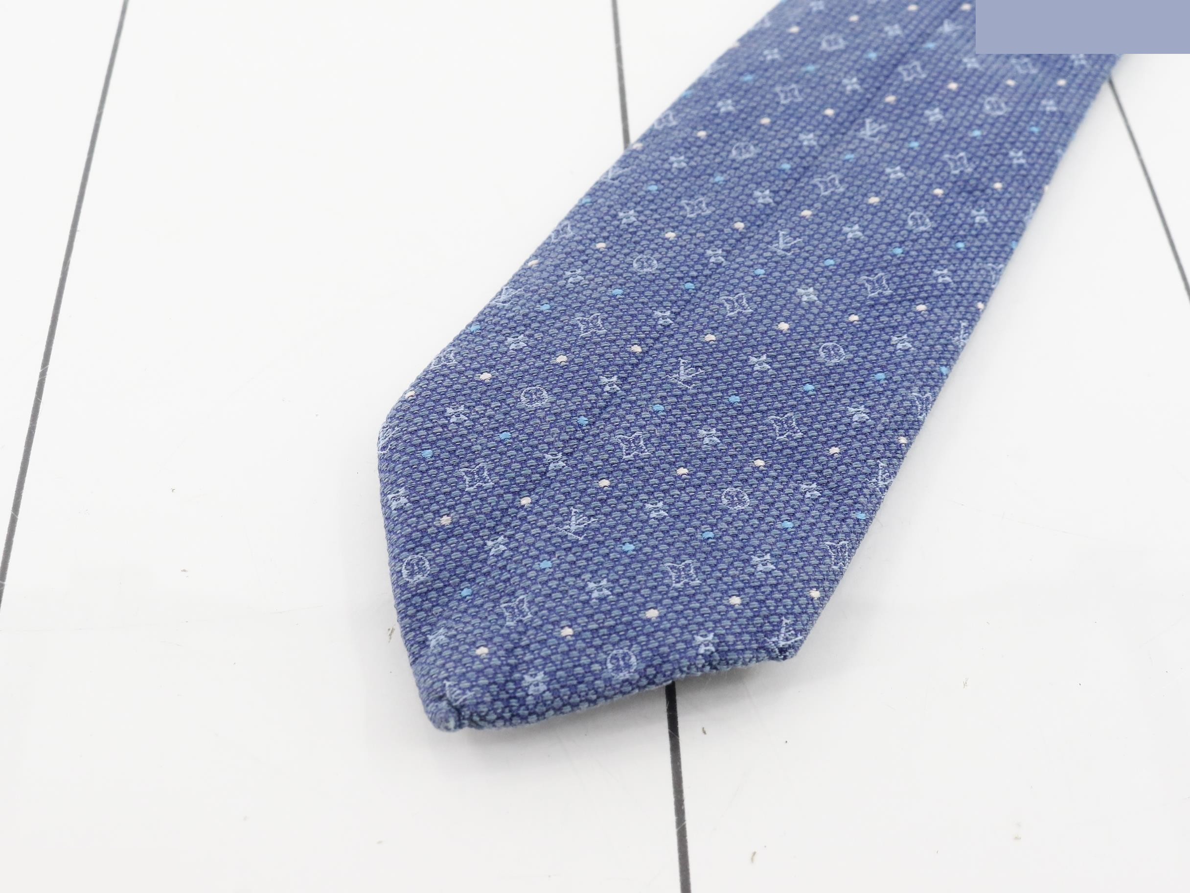 Silk necktie, blue, all-over pattern. — view 3