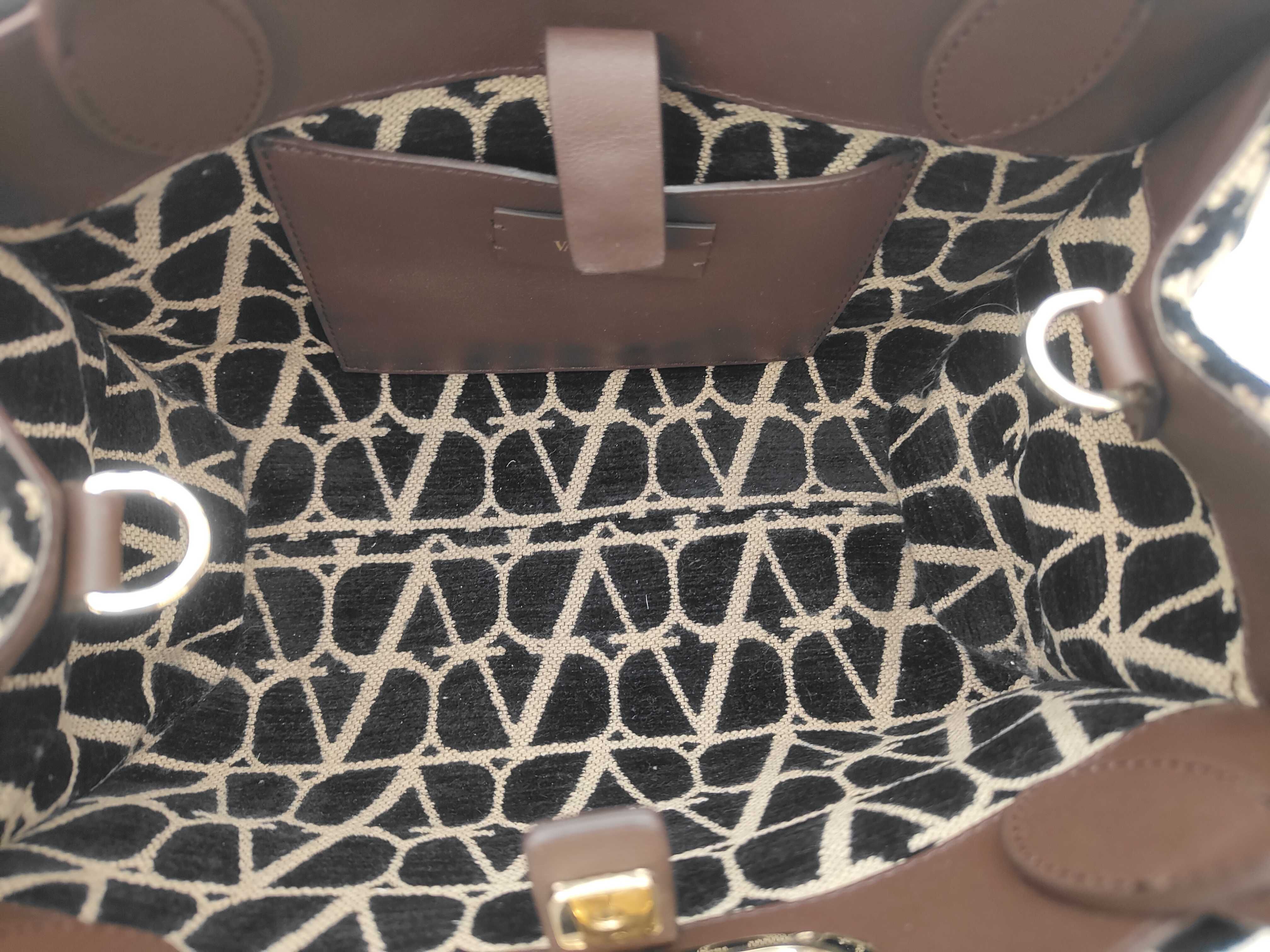 V-logo 2-way brown canvas handbag — view 8