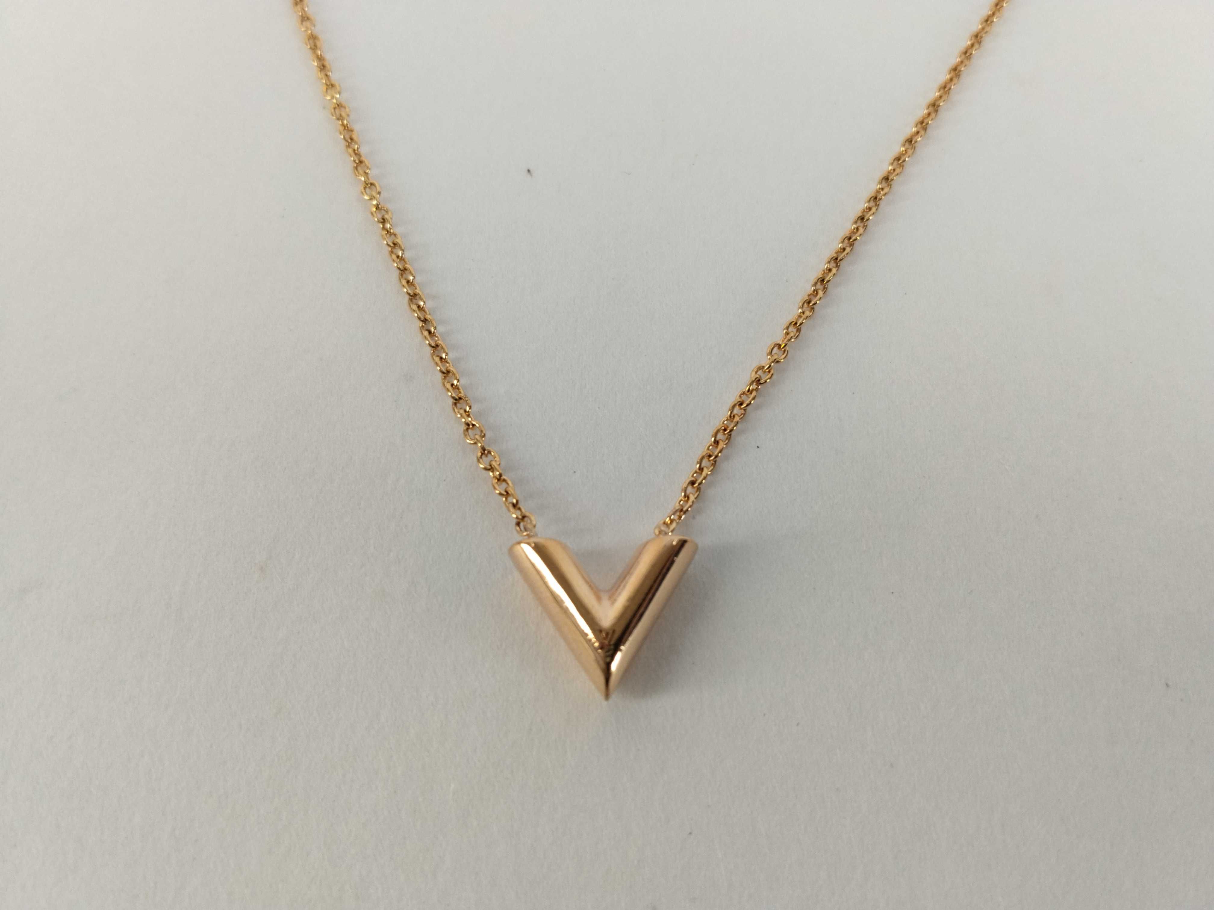 Essential V Necklace