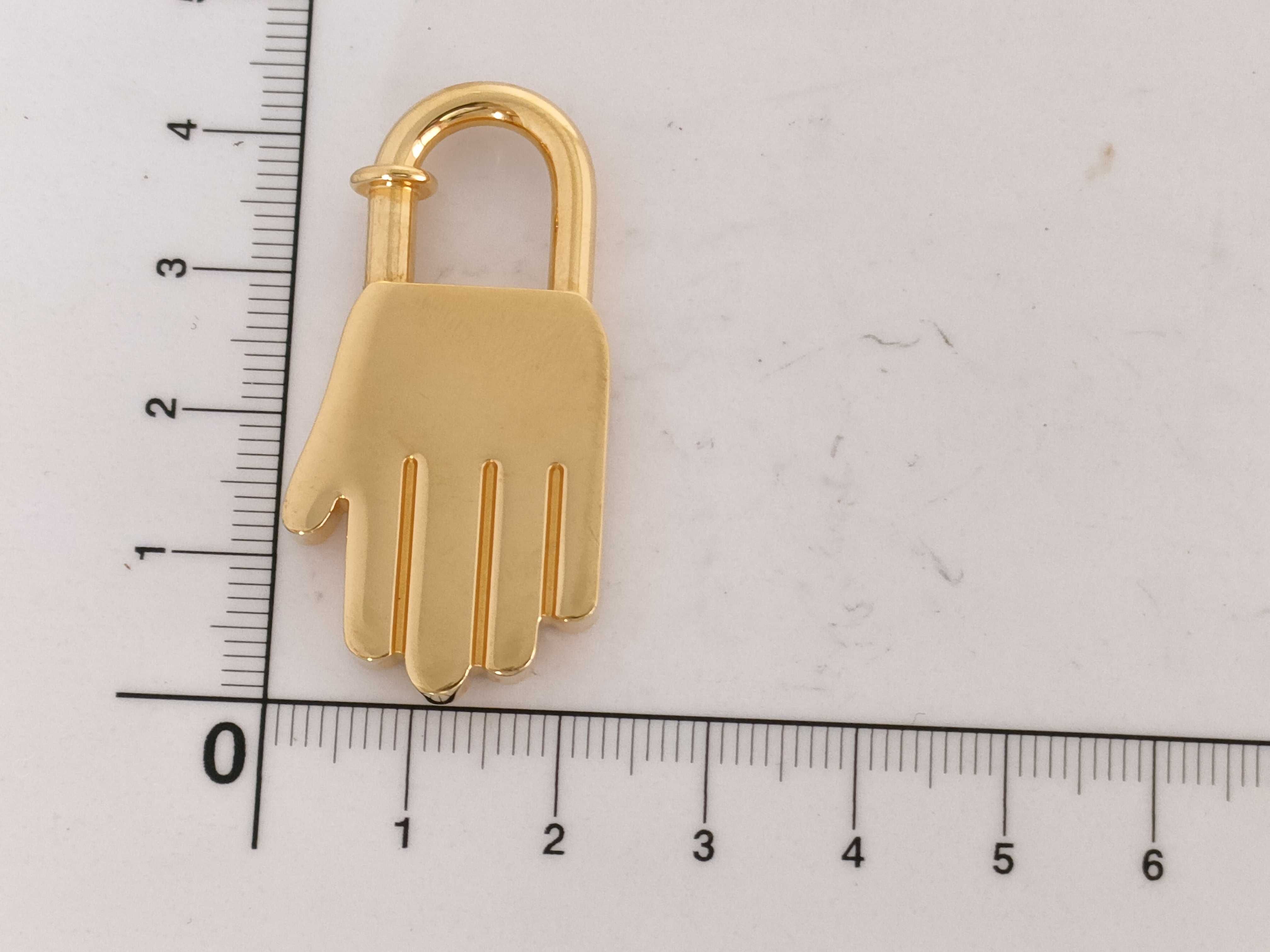 Handbag with Padlock, GP, and other accessories. — view 2