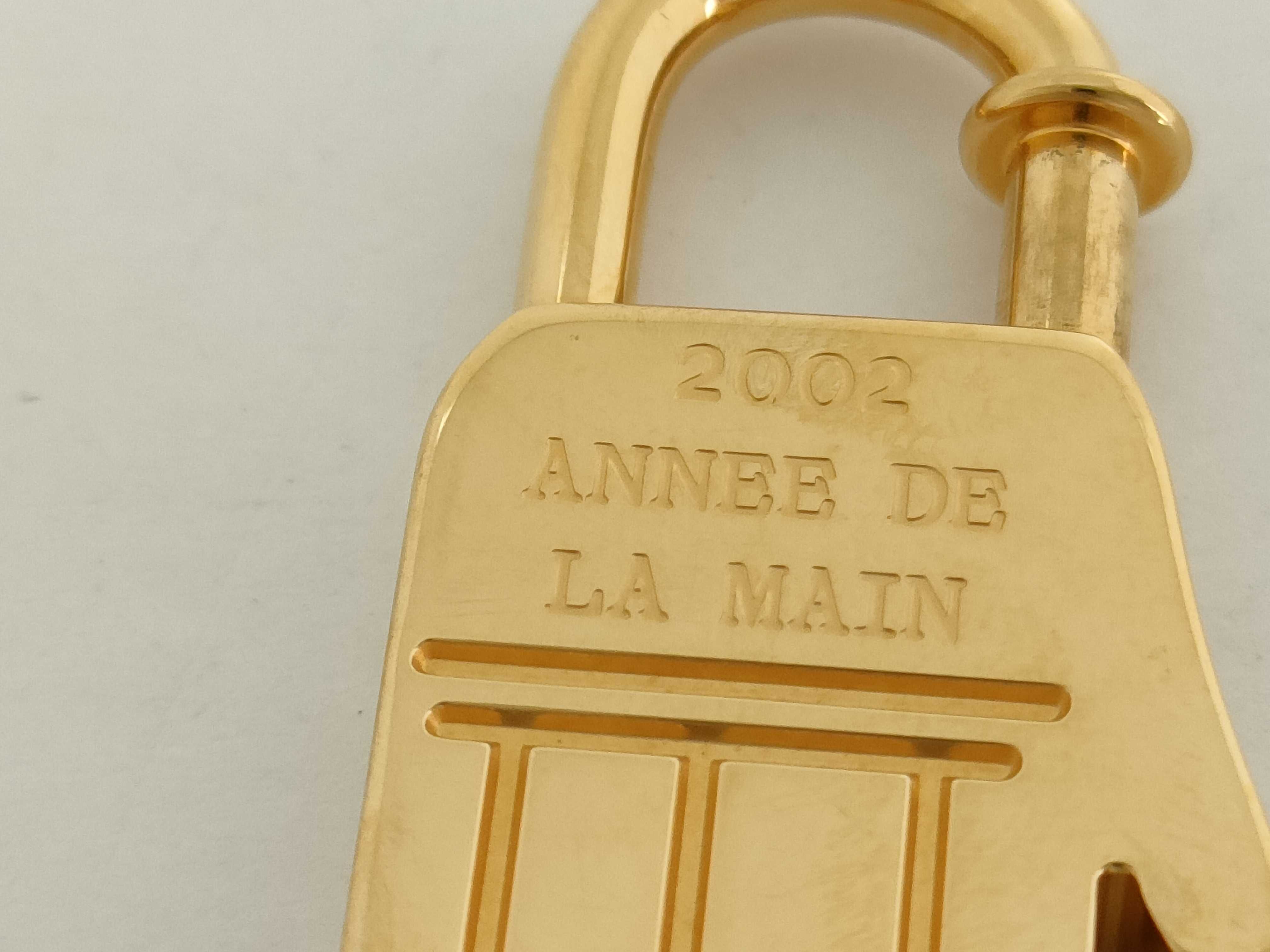 Handbag with Padlock, GP, and other accessories. — view 6