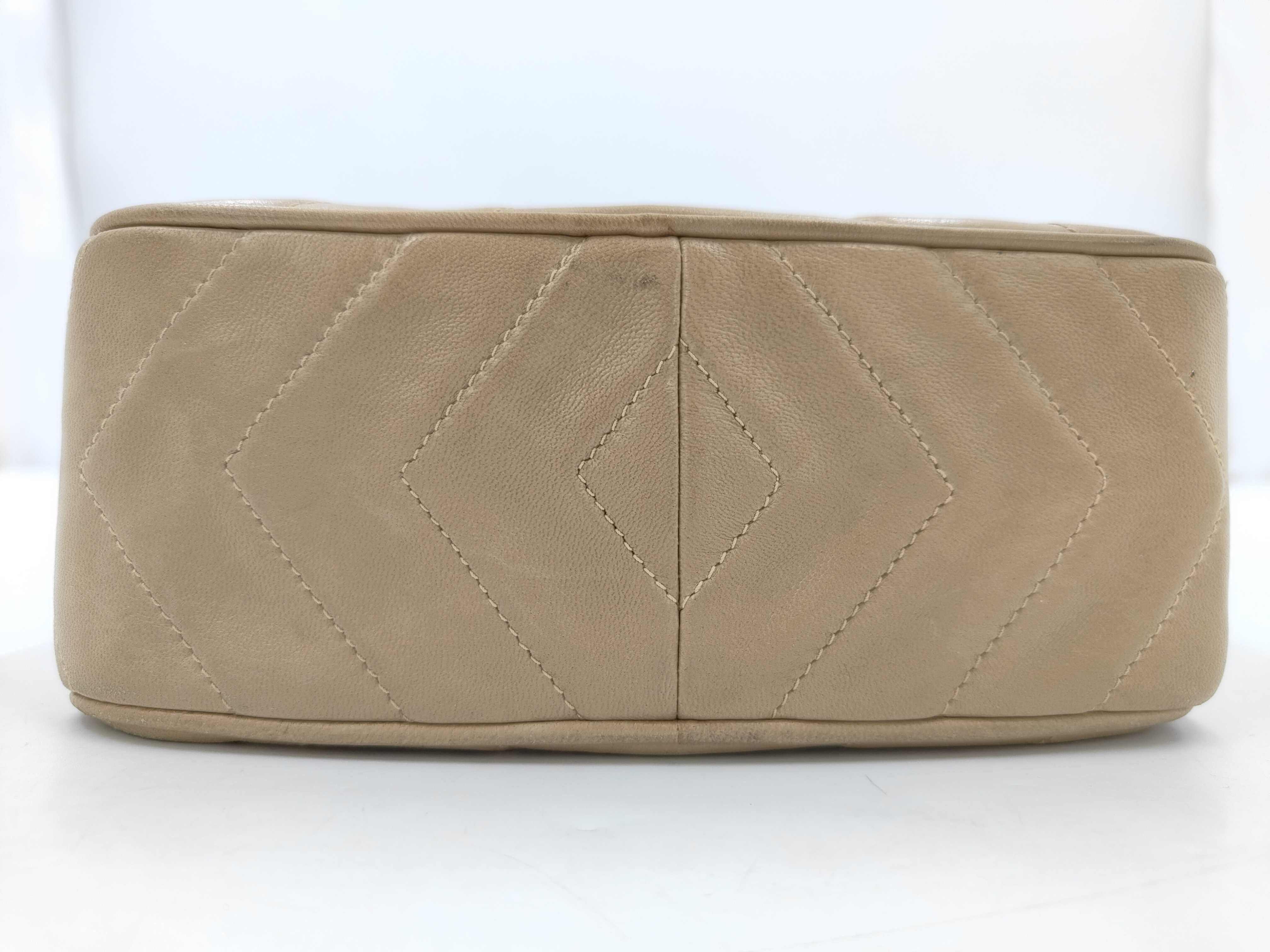 V-stitch 18 Fringe Chain Shoulder Bag Beige (Serial Number 21) — view 3