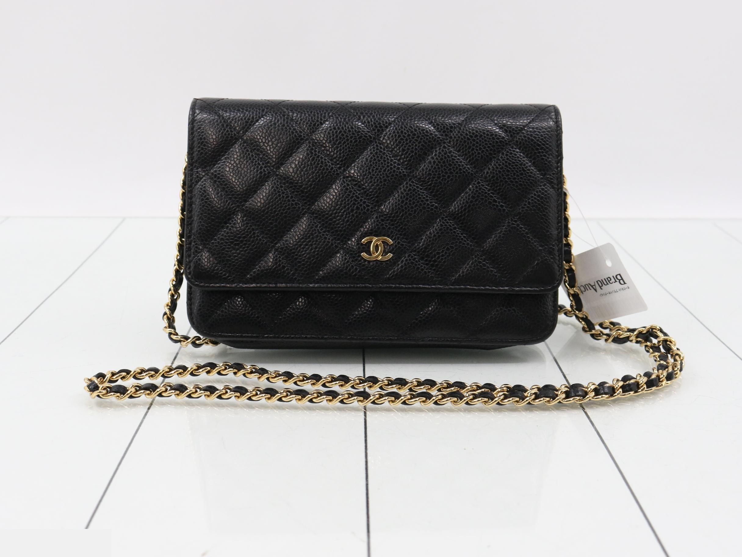Matelassé Caviar Skin Chain Shoulder Bag, Black