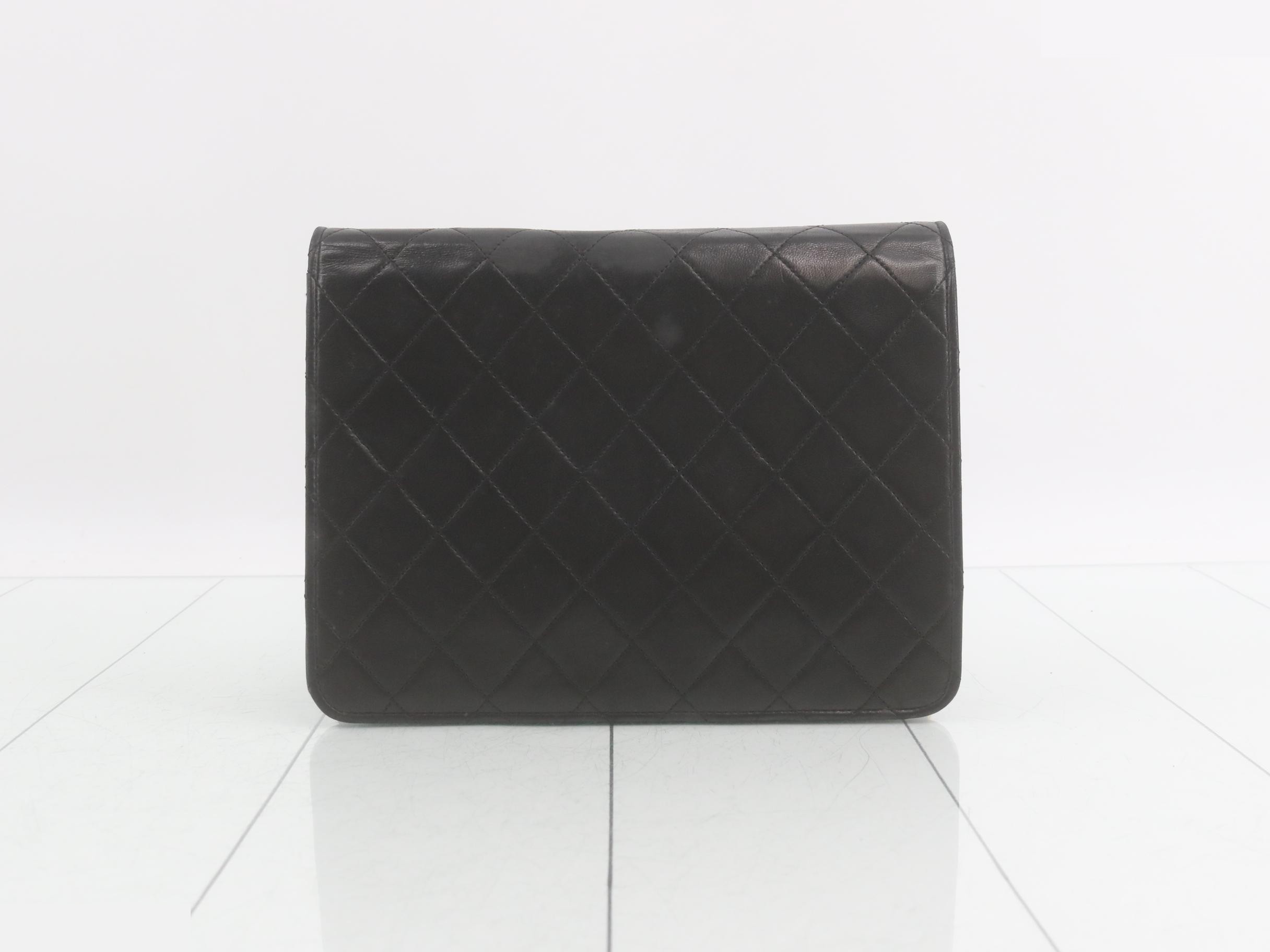 chain shoulder bag, with warranty, serial number in the 0 range. — view 2