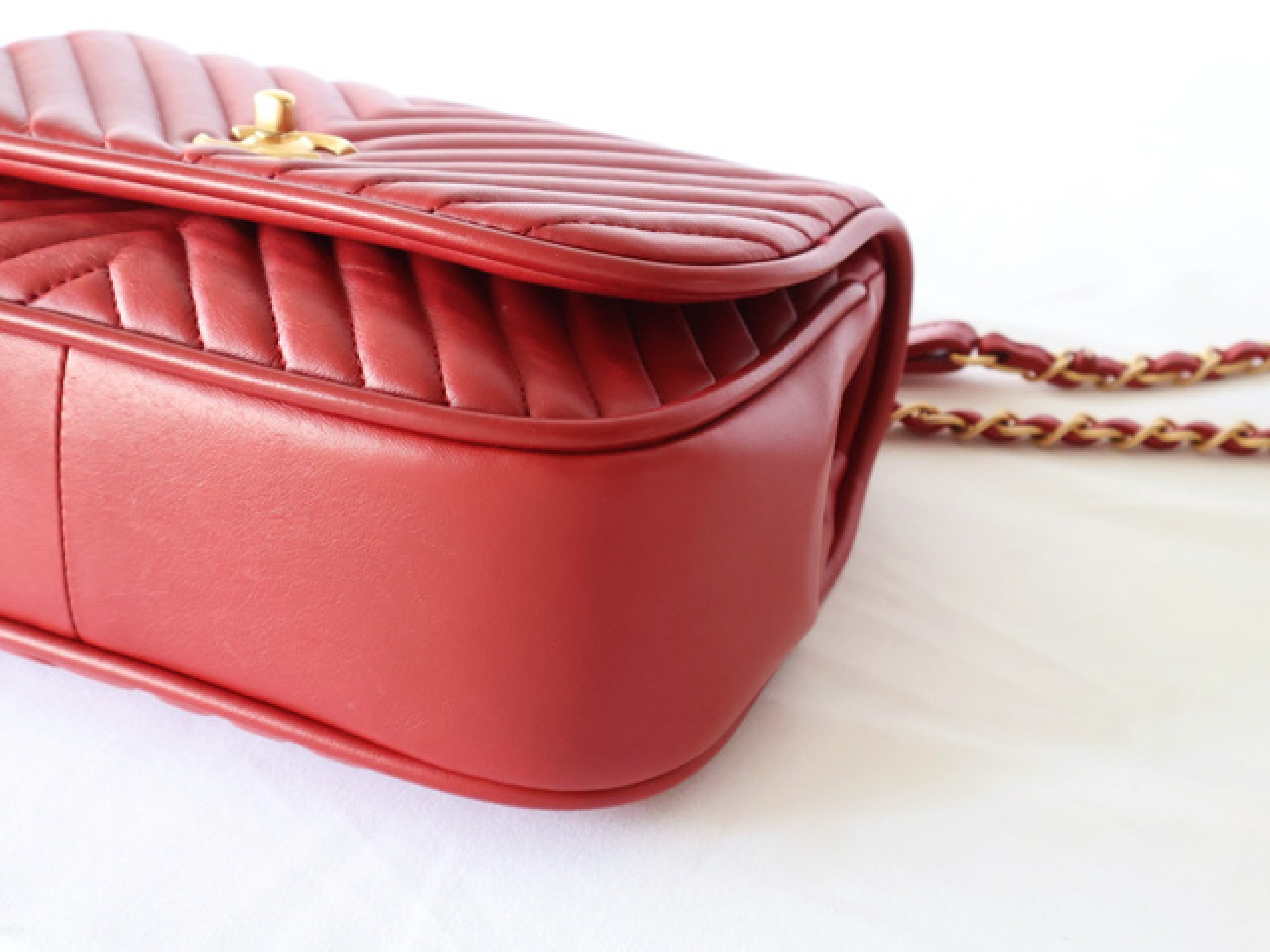 V-stitch lambskin shoulder bag with seal, serial number 24 series, chain shoulder bag. — view 4