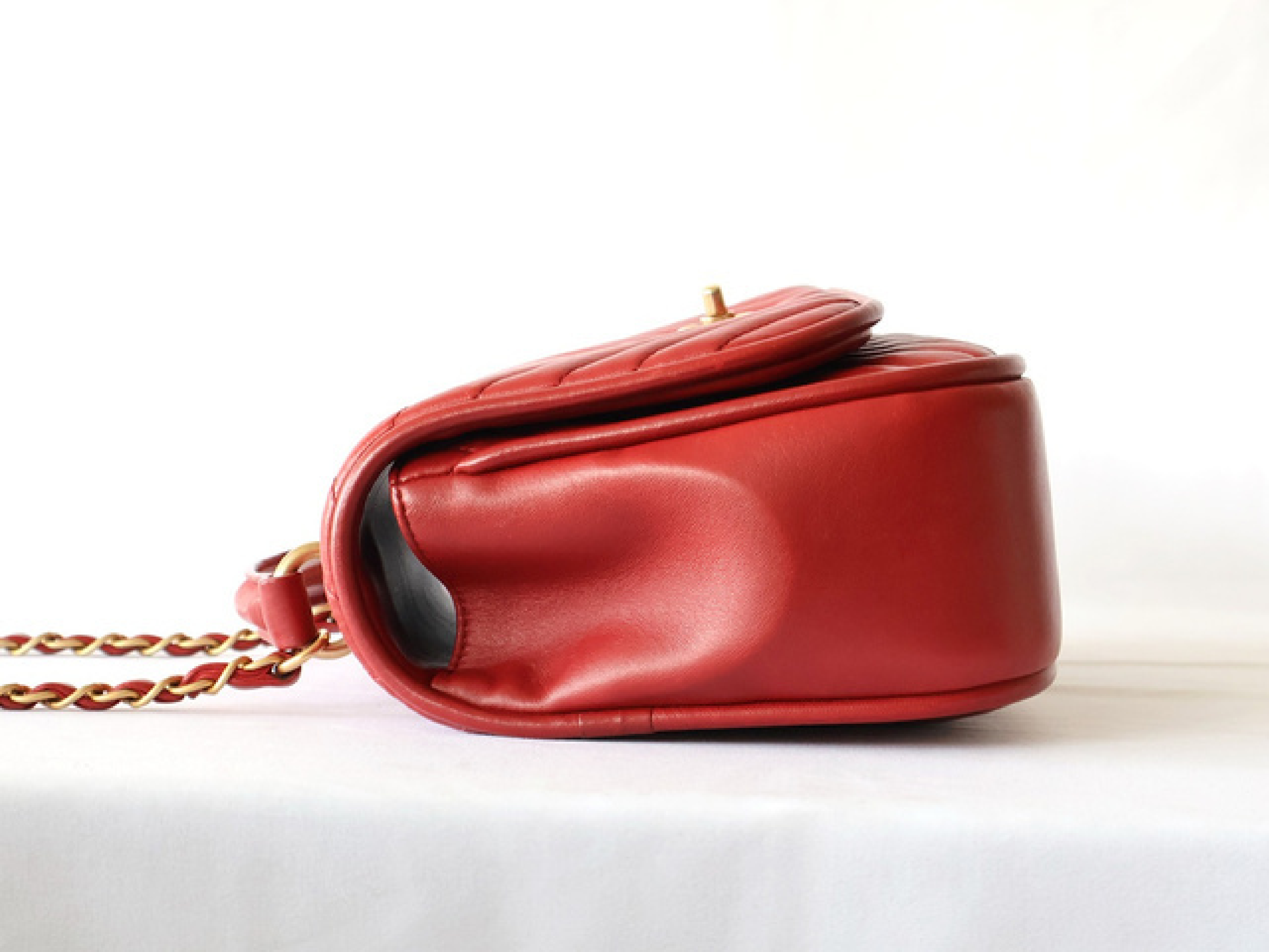 V-stitch lambskin shoulder bag with seal, serial number 24 series, chain shoulder bag. — view 7