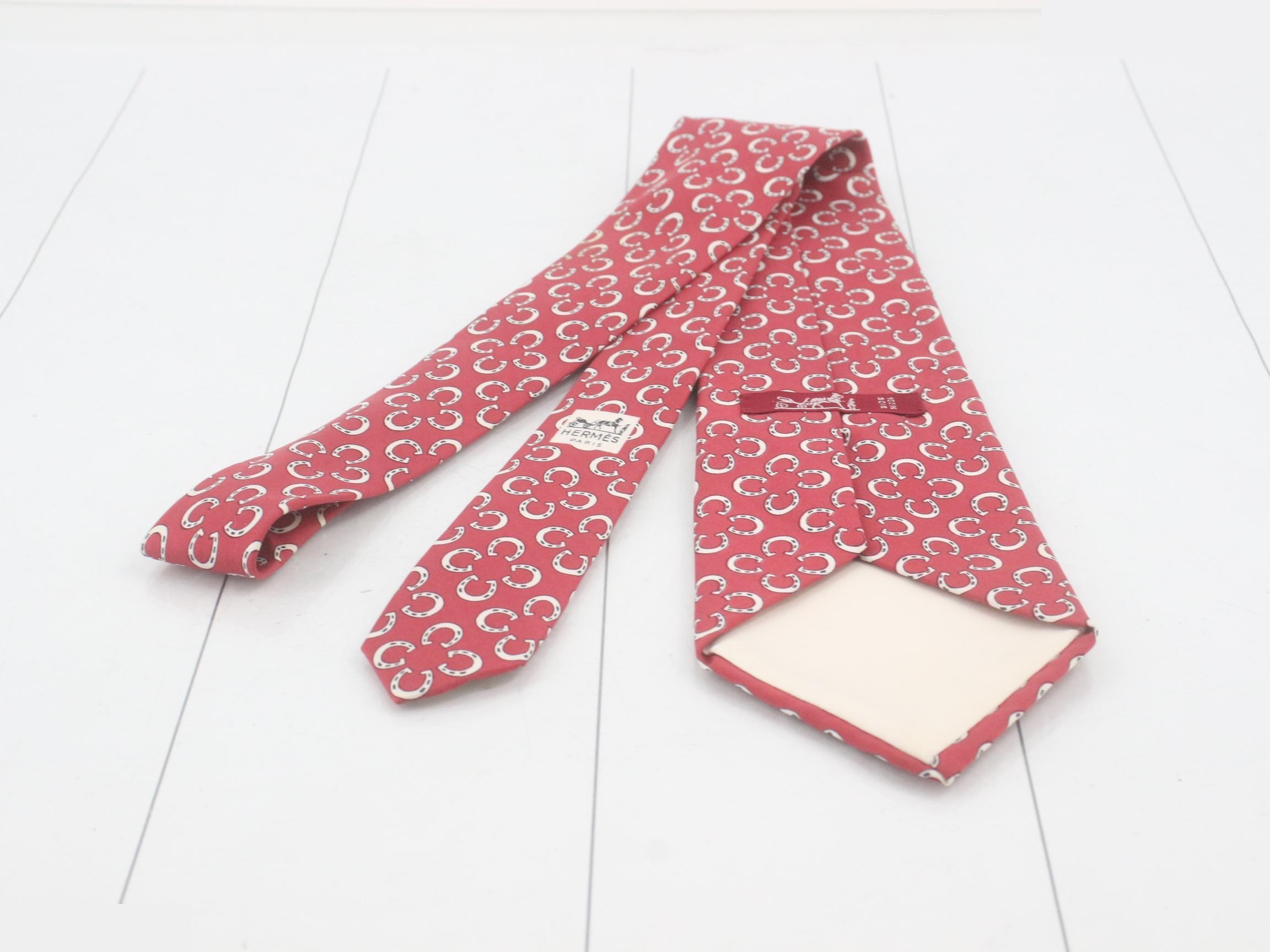 tie — view 2