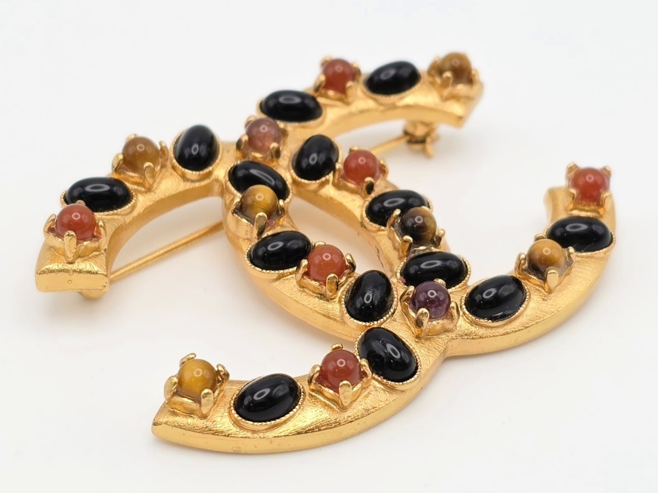 brooch — view 2