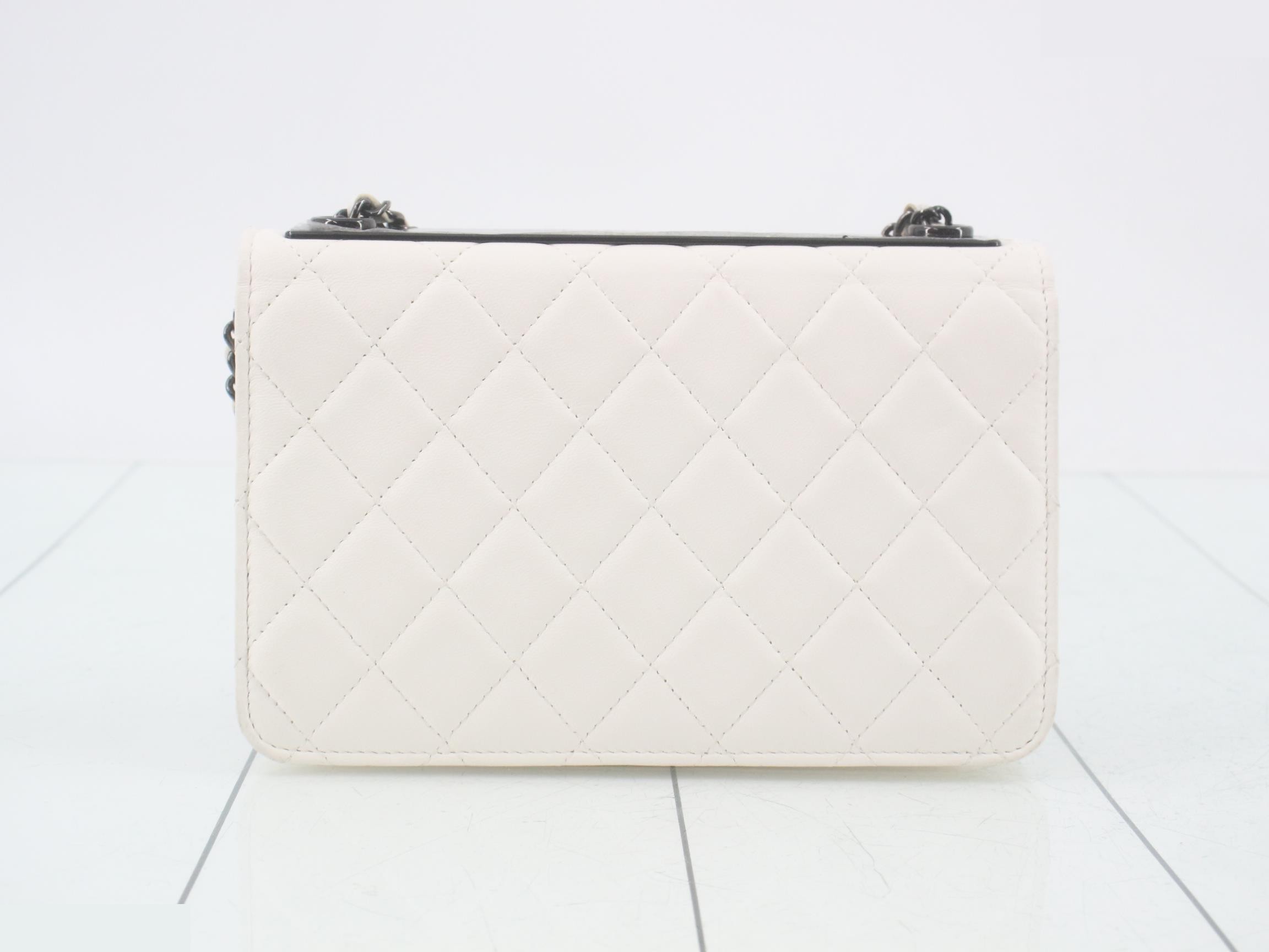 Trendy CC Matelassé Lambskin Chain Wallet — view 2