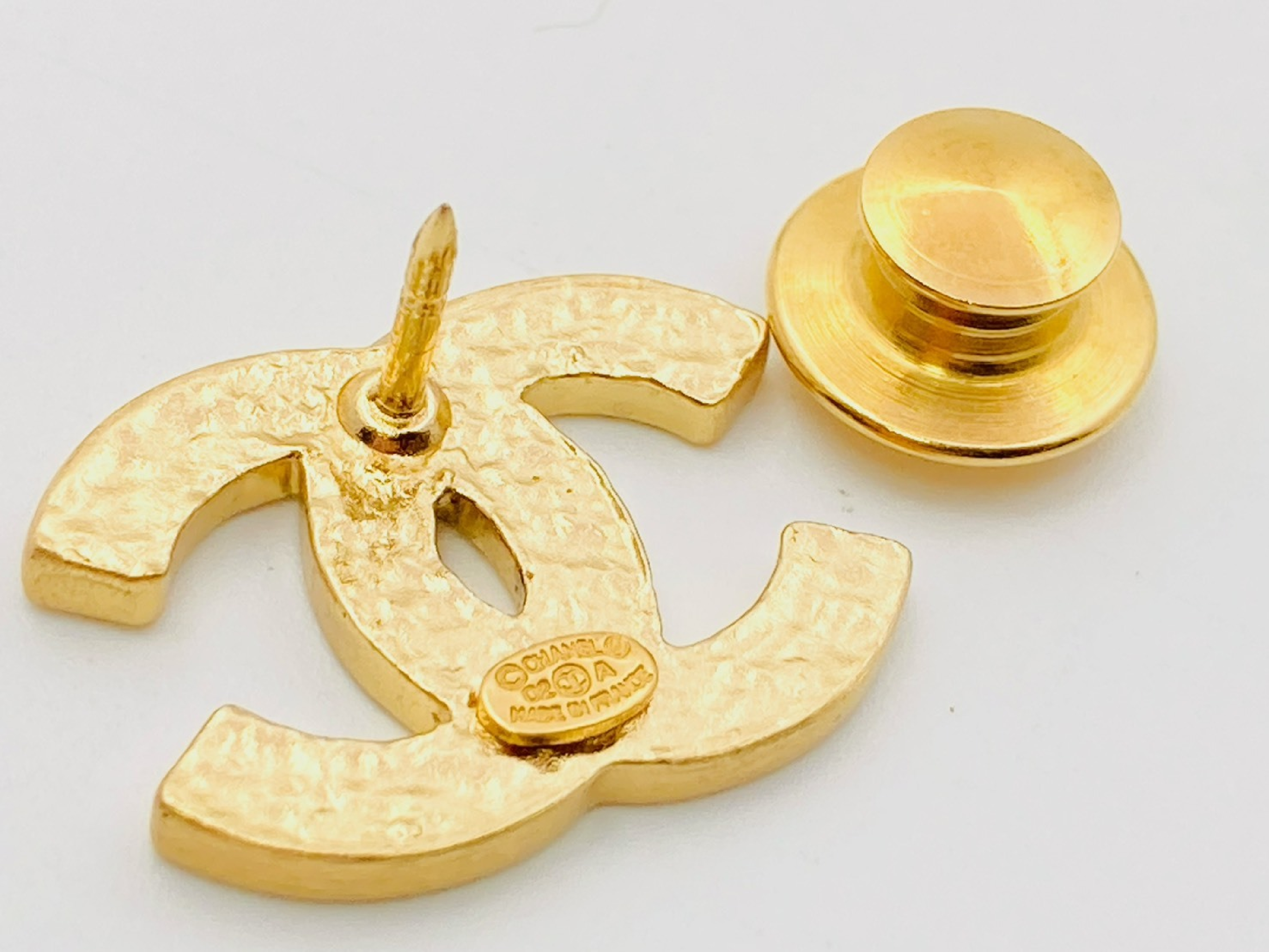 Coco Mark Pin Brooch 02A Enamel Black x Gold Brooch — view 3