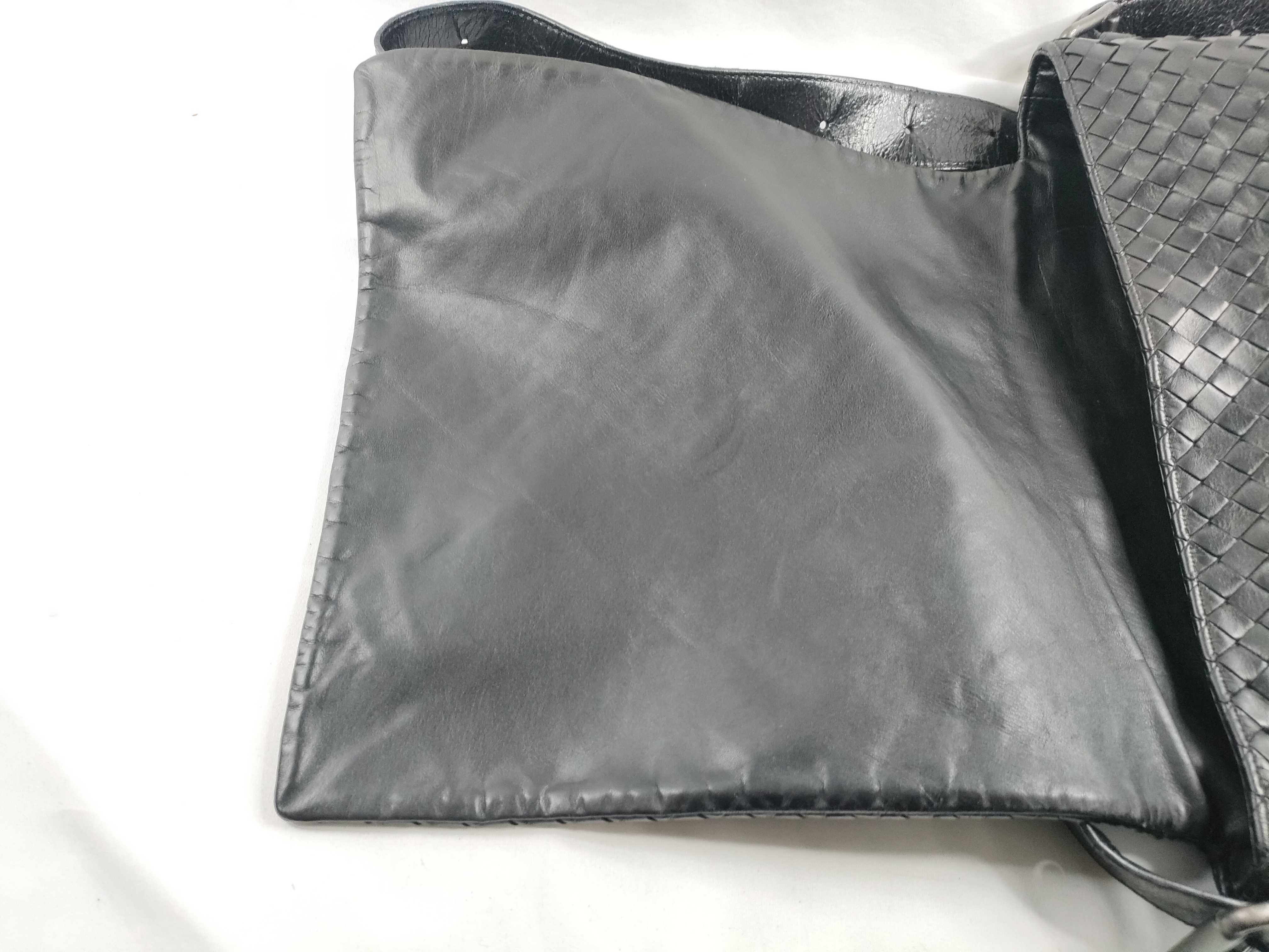 Intrecciato Messenger Bag, Black Shoulder Bag — view 10