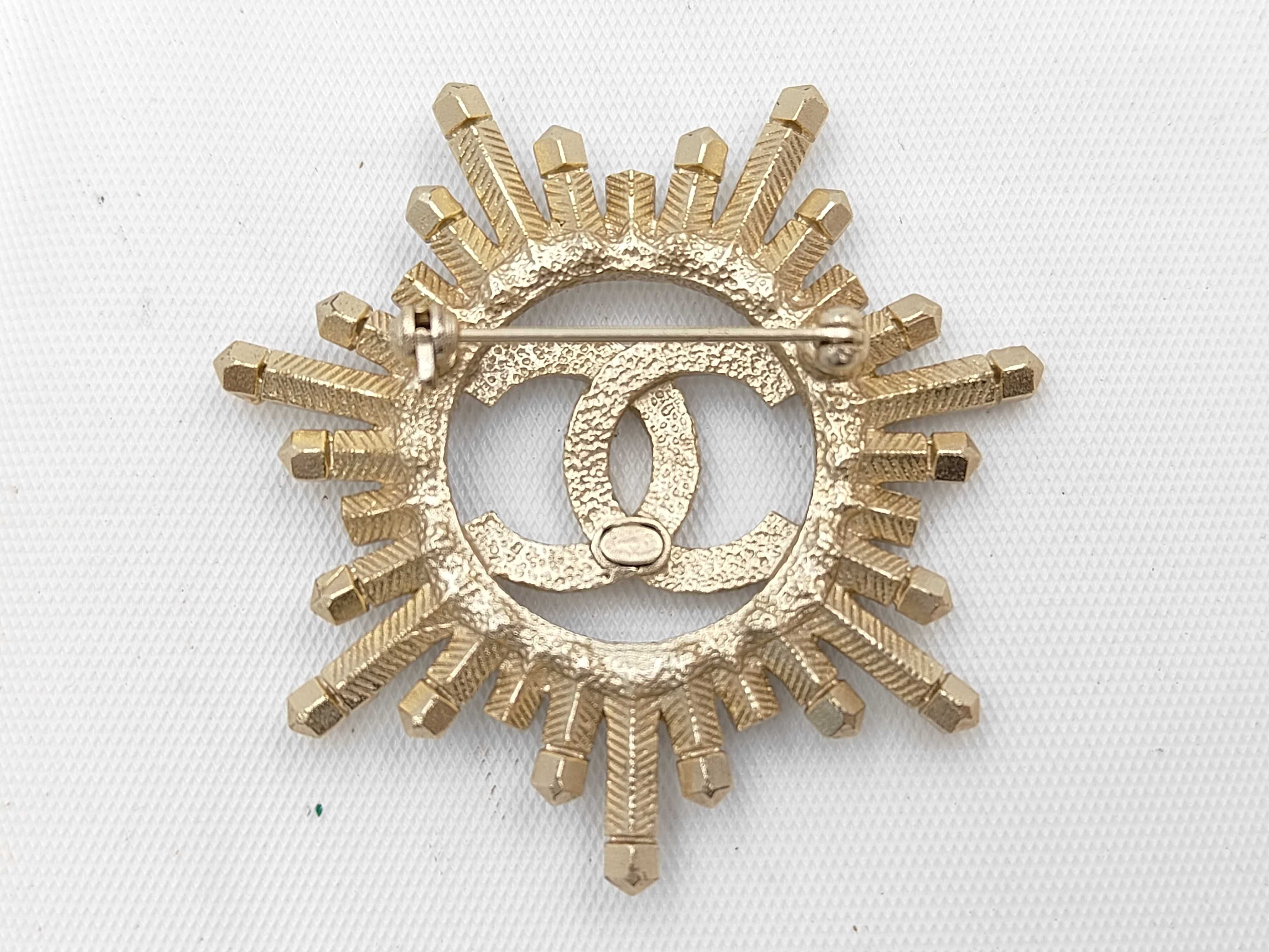 A17P Brooch — view 2