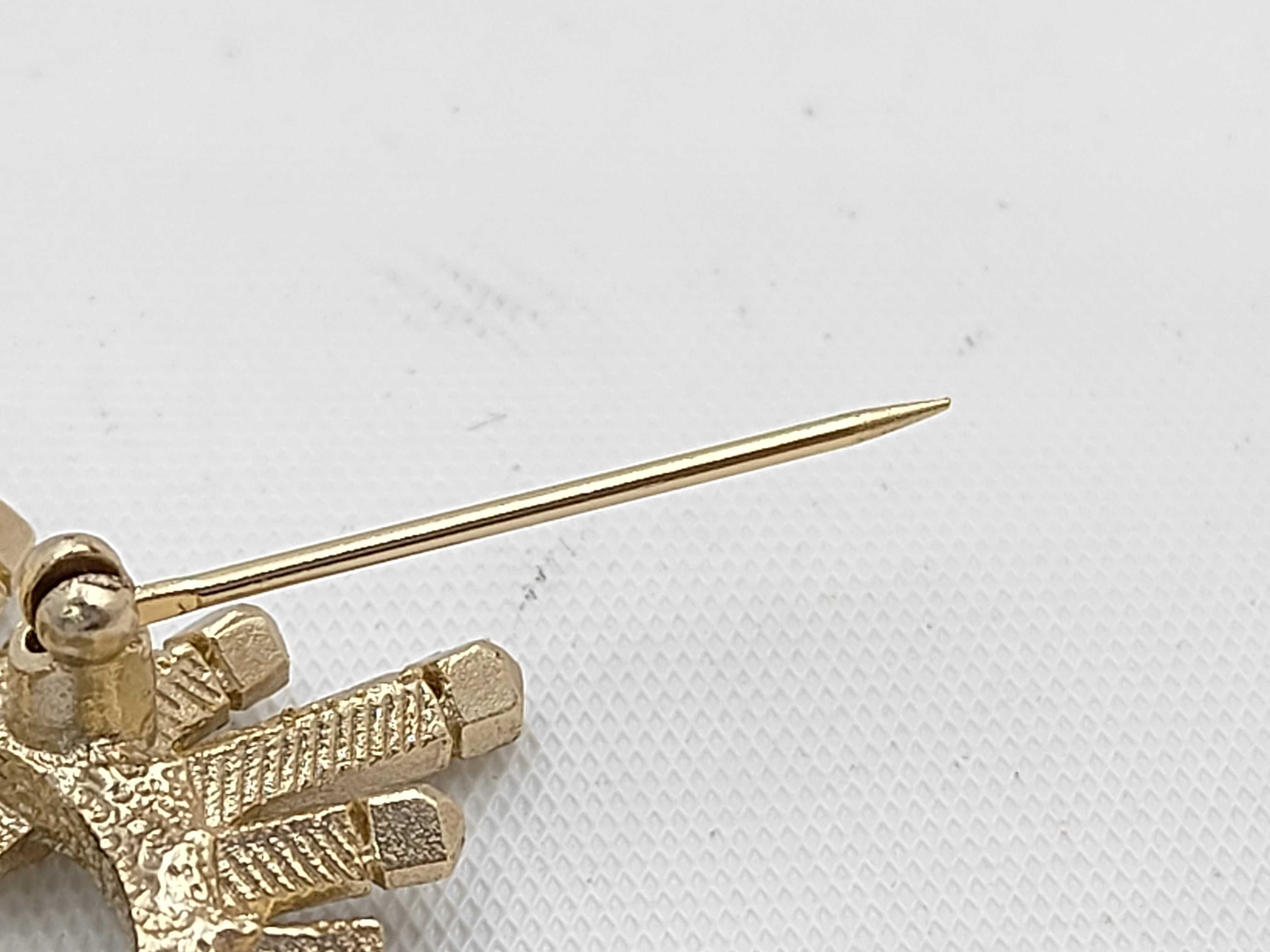 A17P Brooch — view 3