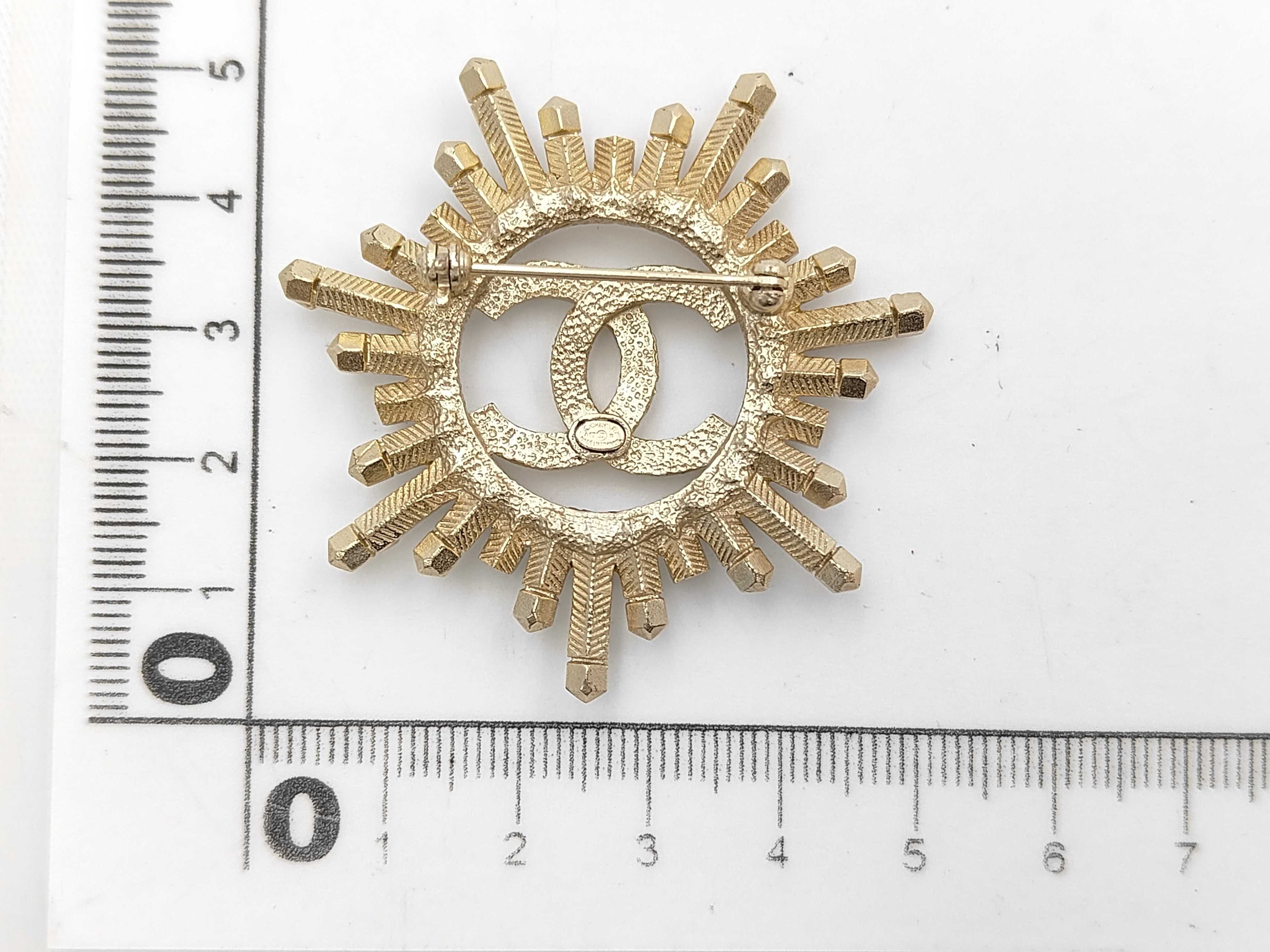 A17P Brooch — view 5