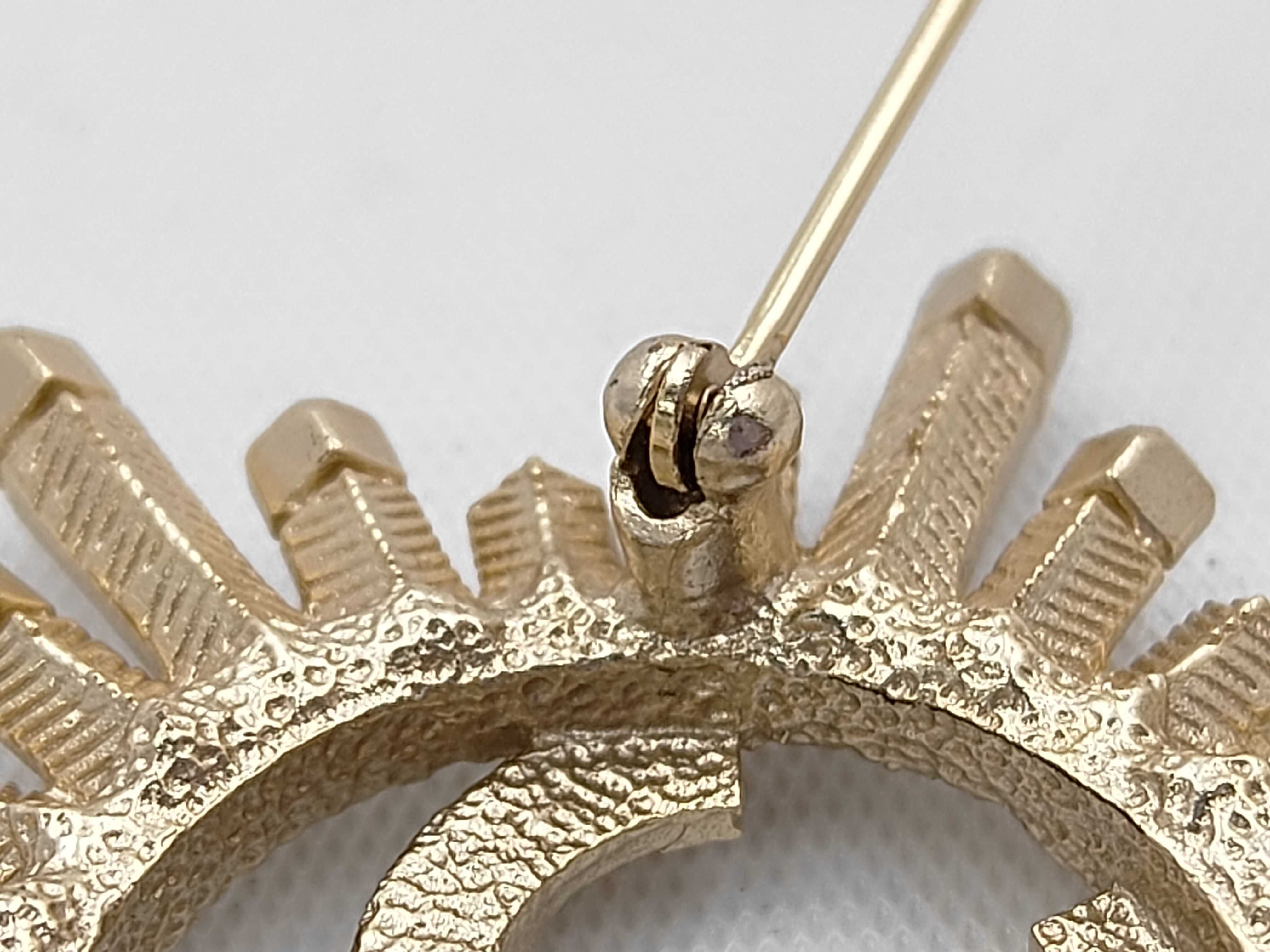 A17P Brooch — view 6