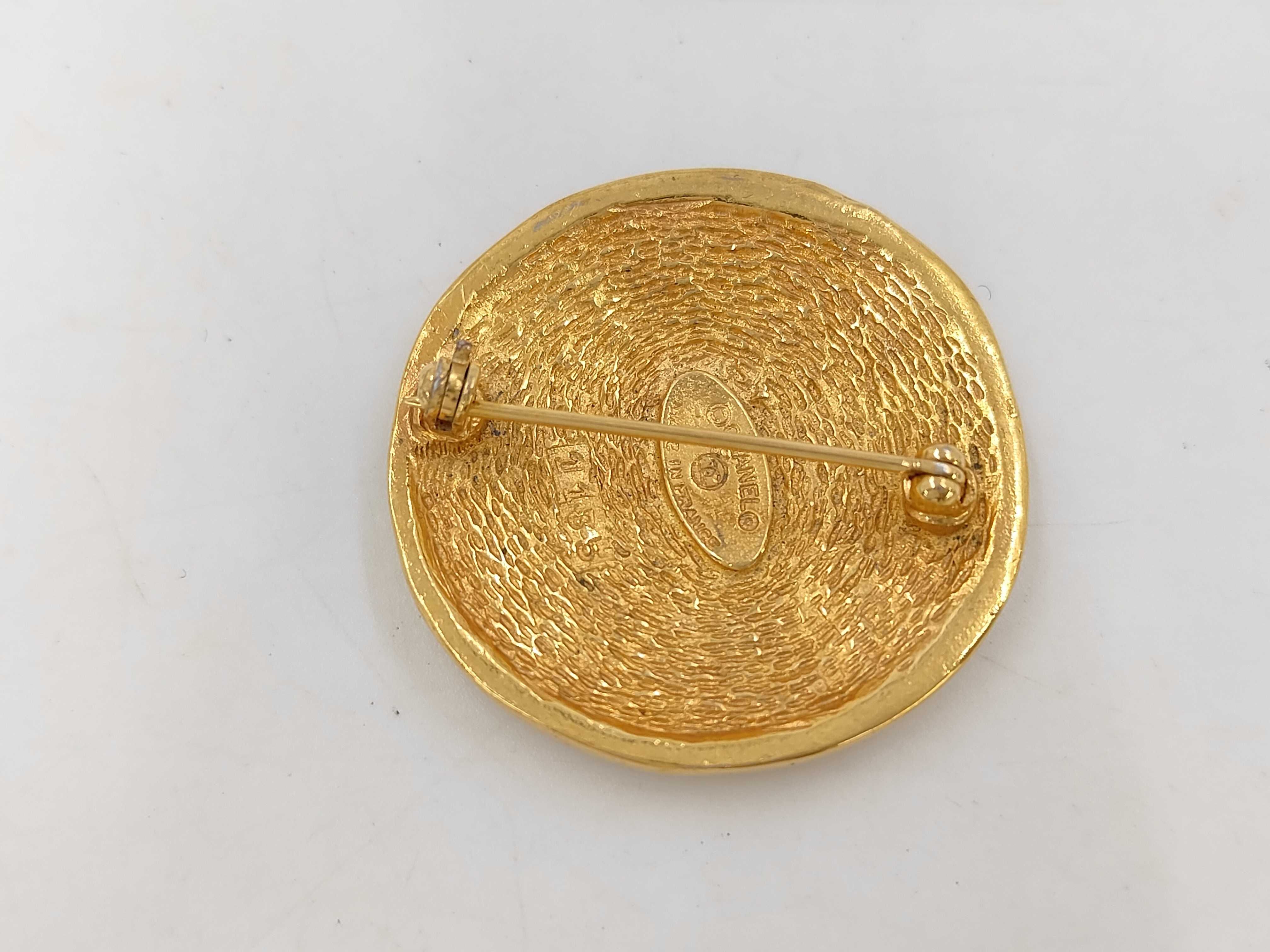 round brooch — view 2