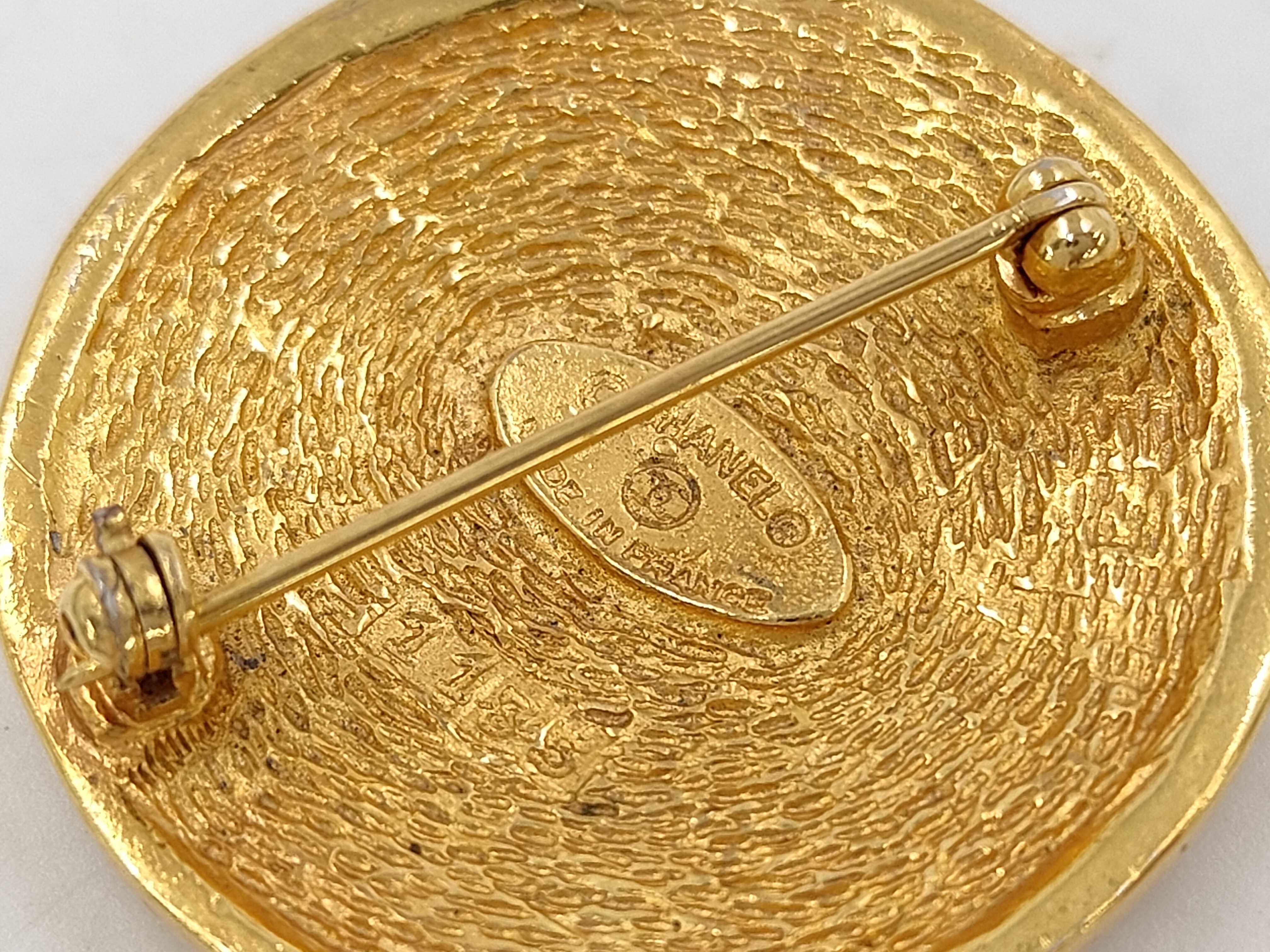 round brooch — view 3