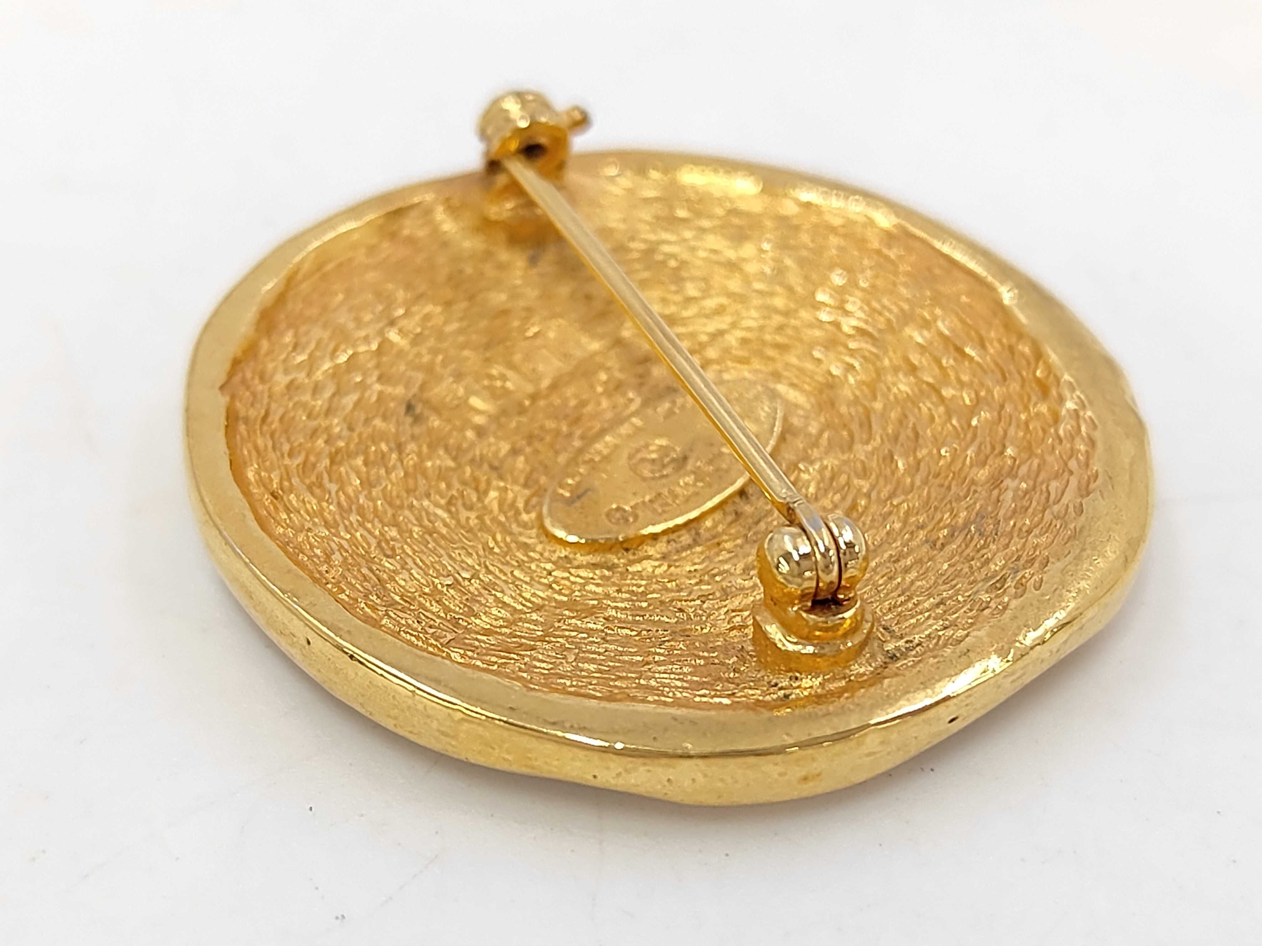 round brooch — view 4