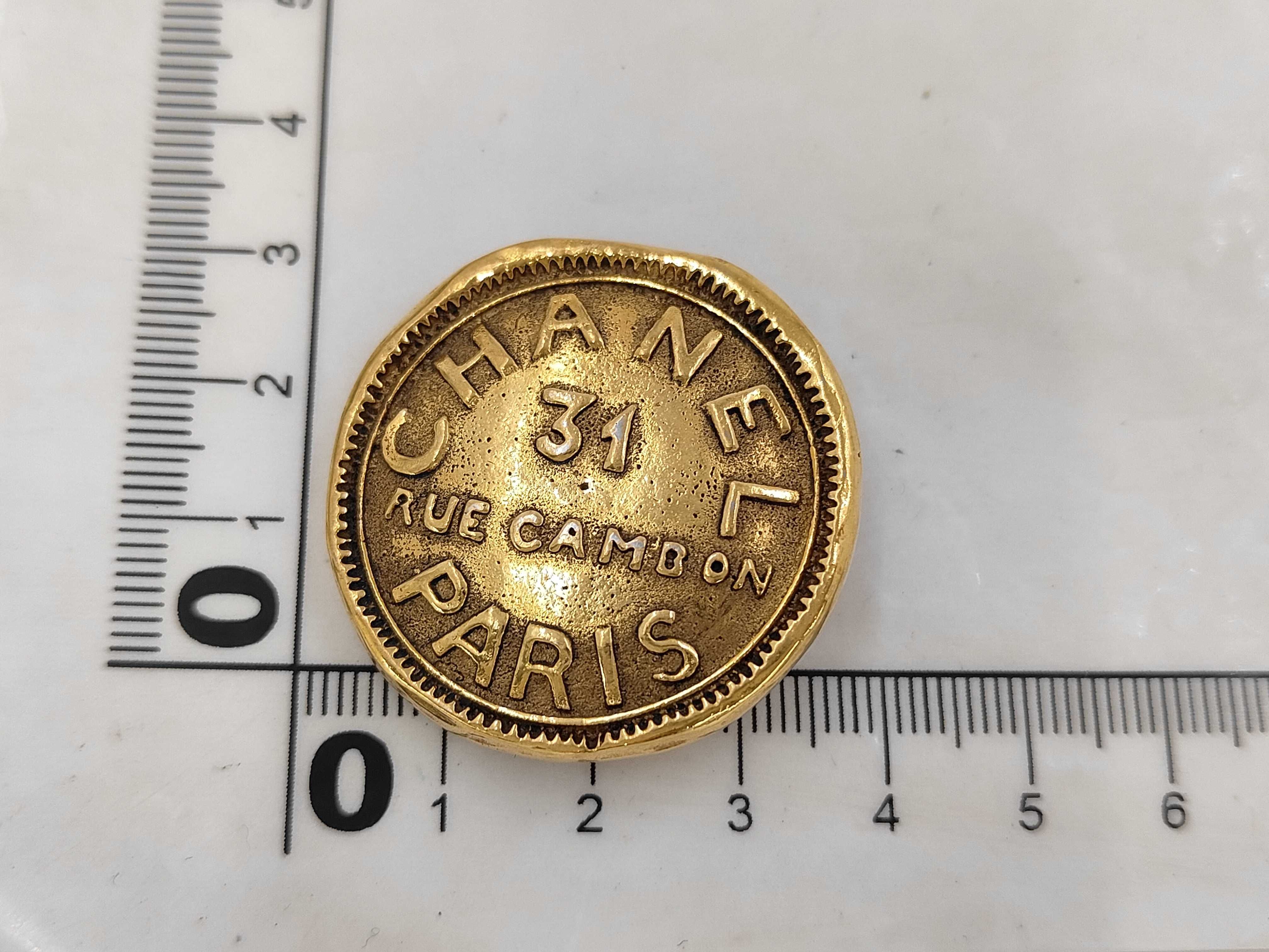 round brooch — view 5