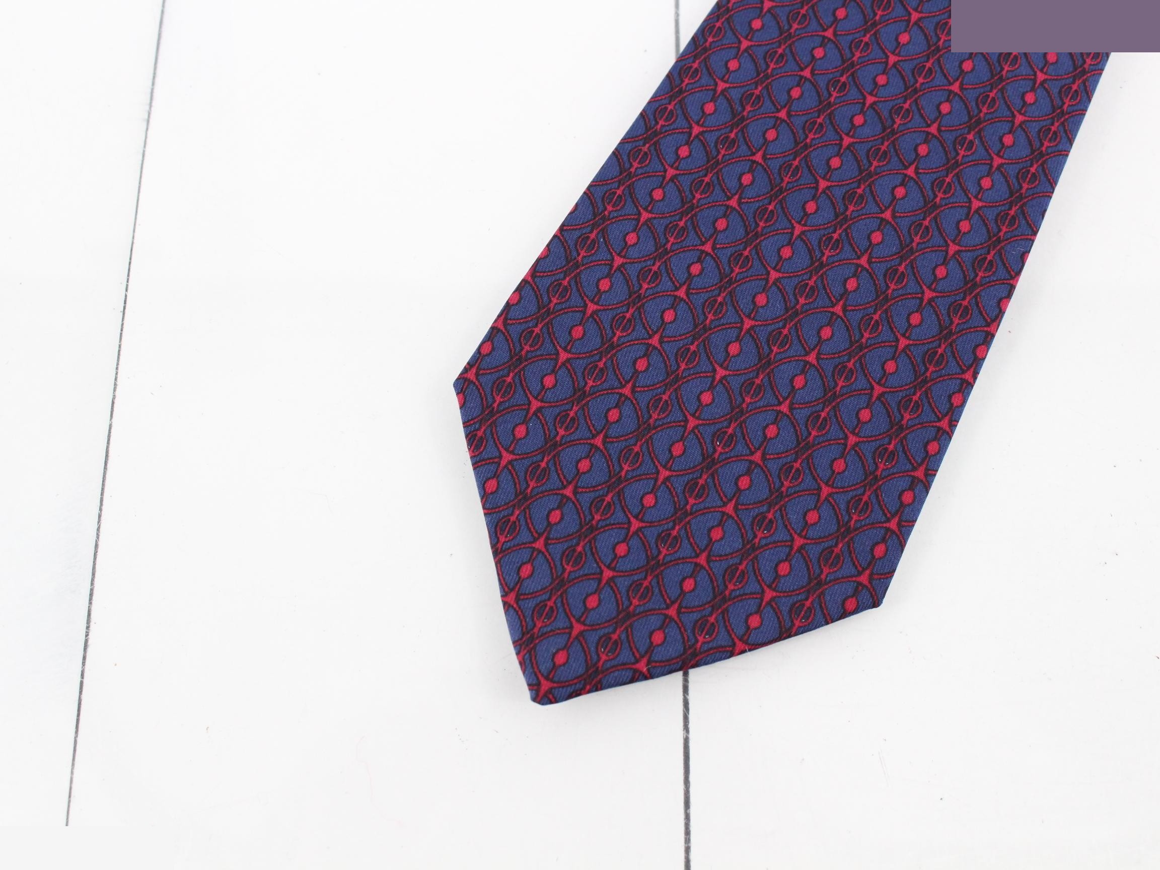 tie — view 3