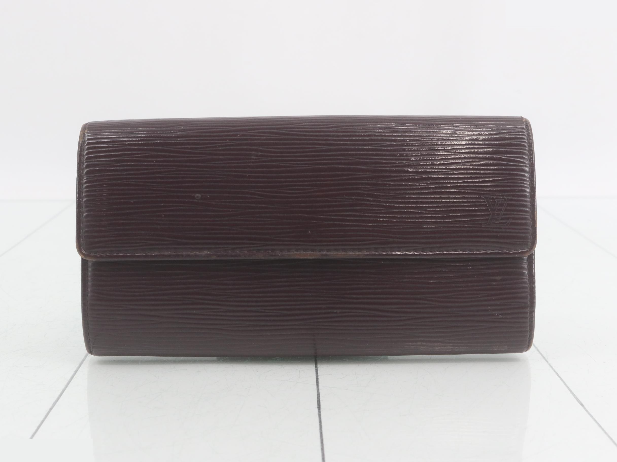 Epi Portefeuille Sarah Cassis Bi-fold Long Wallet
