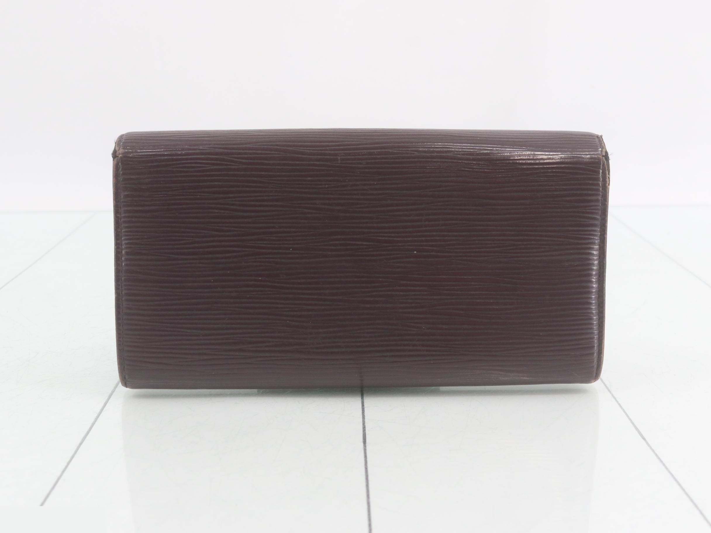 Epi Portefeuille Sarah Cassis Bi-fold Long Wallet — view 2