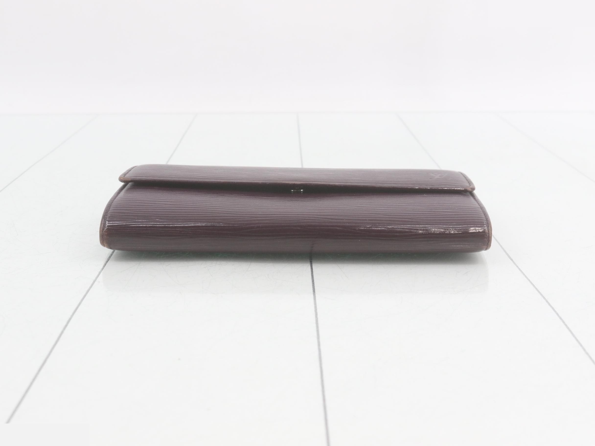 Epi Portefeuille Sarah Cassis Bi-fold Long Wallet — view 3
