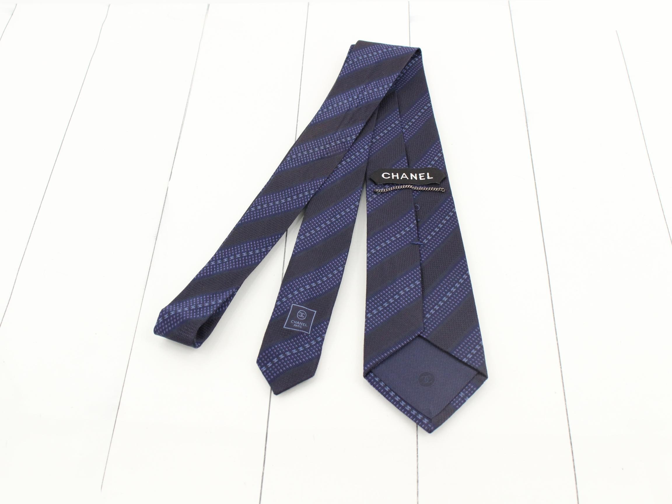 tie, with metal clasp on the back, vintage. — view 2