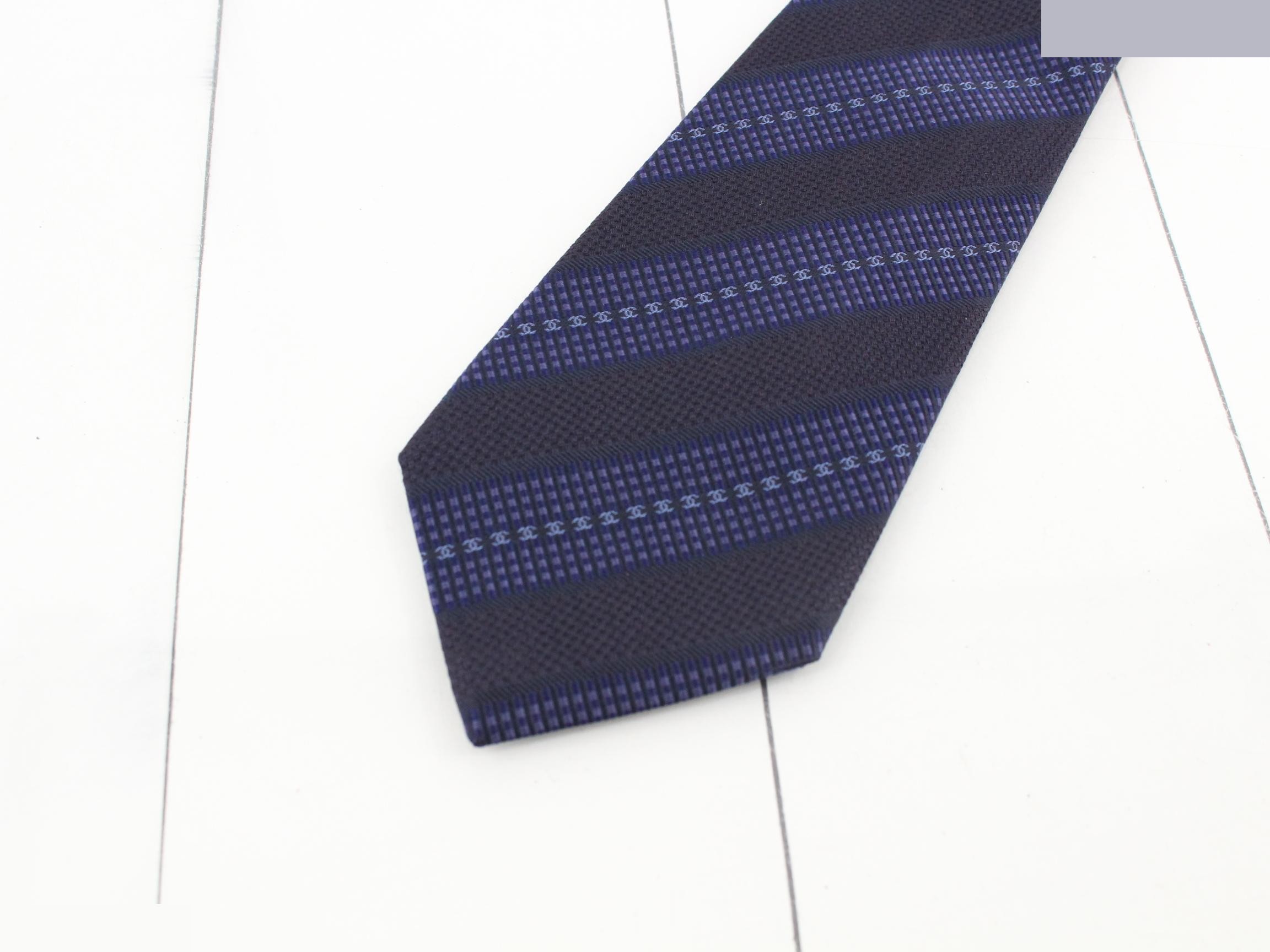tie, with metal clasp on the back, vintage. — view 3