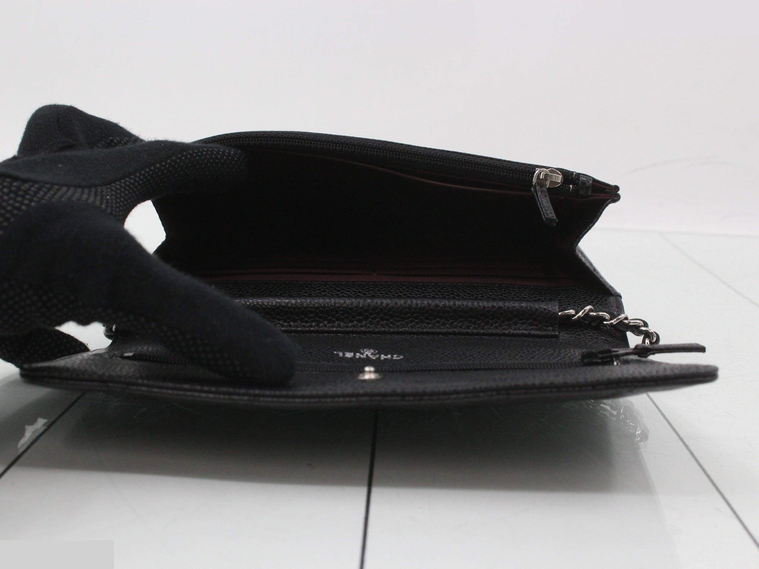 Matelassé Caviar Skin Chain Wallet — view 4