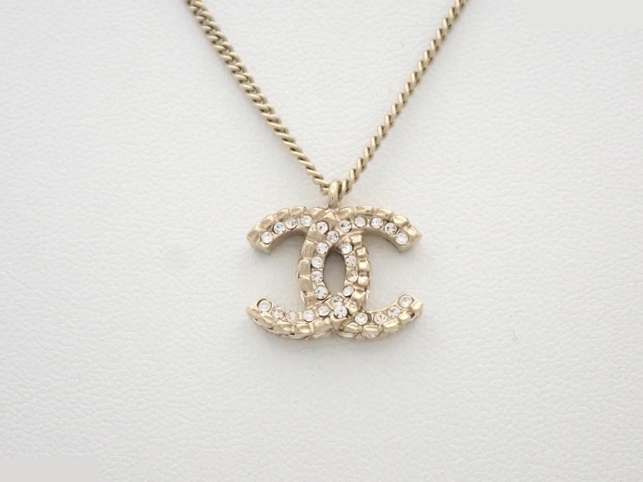 Necklace with rhinestones, gold, chain approximately 42cm long.
